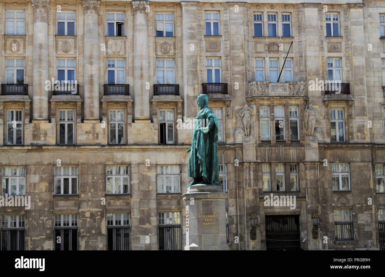 Construction Seccessionist sur Jozsef Nador square avec la statue de bronze de l'archiduc en premier plan Budapest, Hongrie, Europe de l'Est Banque D'Images