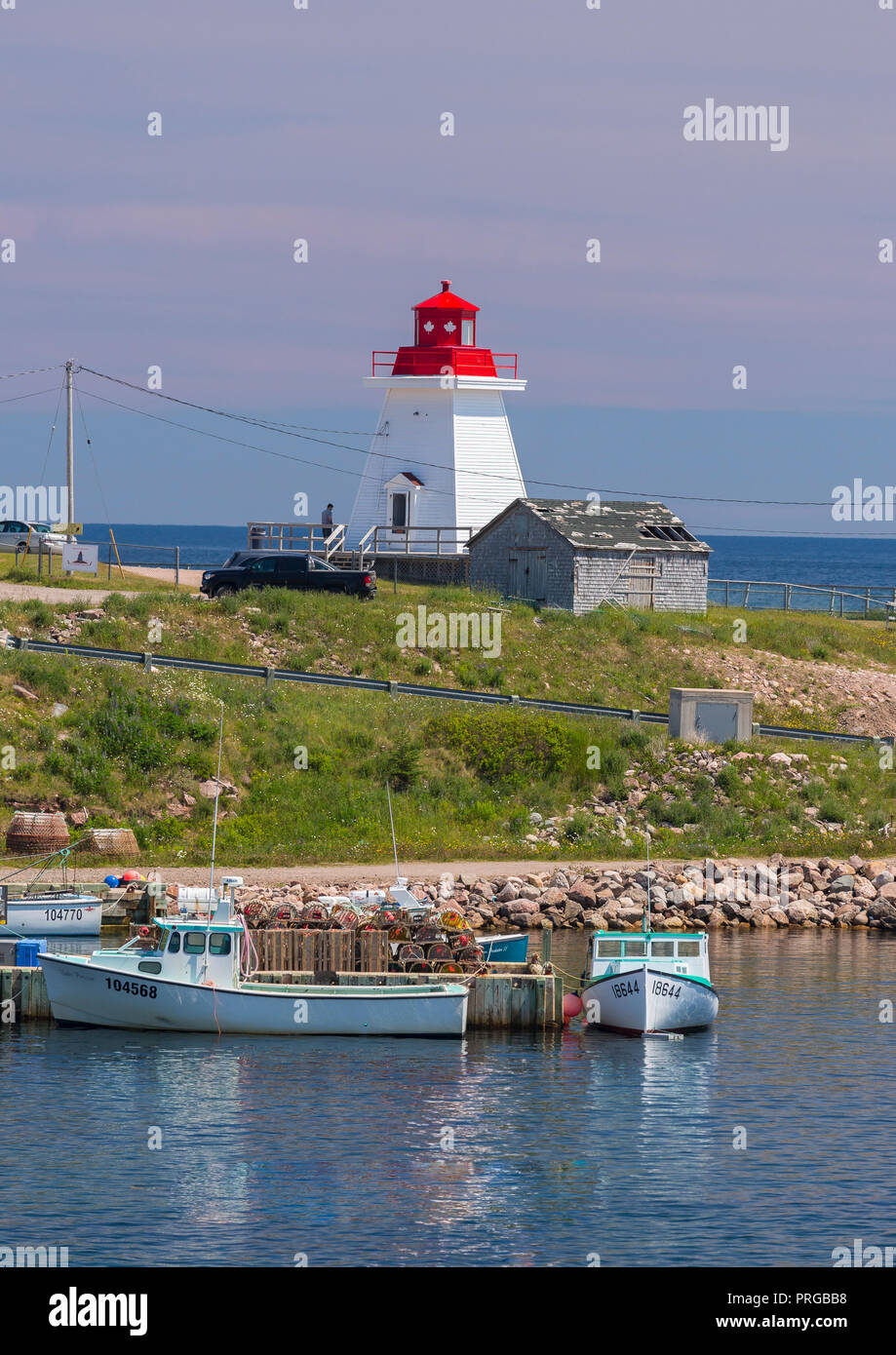 NEIL'S HARBOUR, île du Cap-Breton, Nouvelle-Écosse, Canada - Phare dans petit village de pêcheurs. Banque D'Images