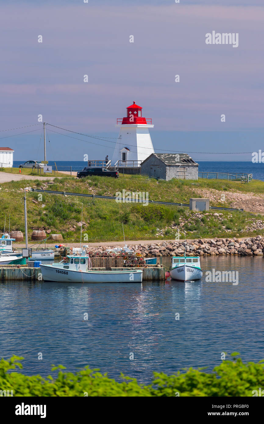 NEIL'S HARBOUR, île du Cap-Breton, Nouvelle-Écosse, Canada - Phare dans petit village de pêcheurs. Banque D'Images