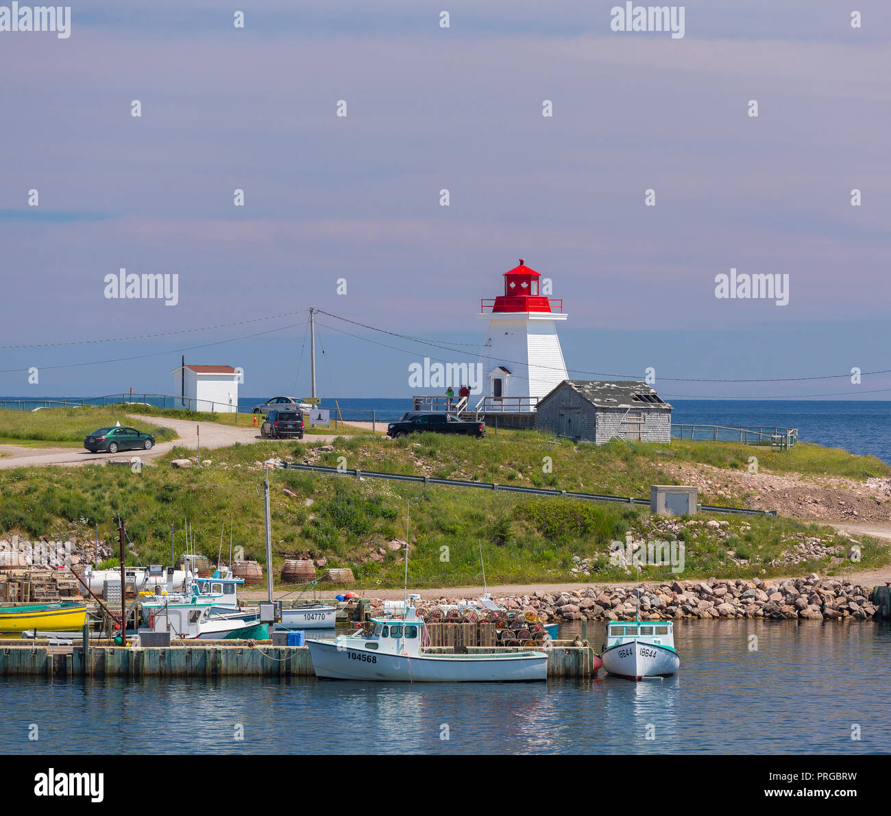 NEIL'S HARBOUR, île du Cap-Breton, Nouvelle-Écosse, Canada - Phare dans petit village de pêcheurs. Banque D'Images