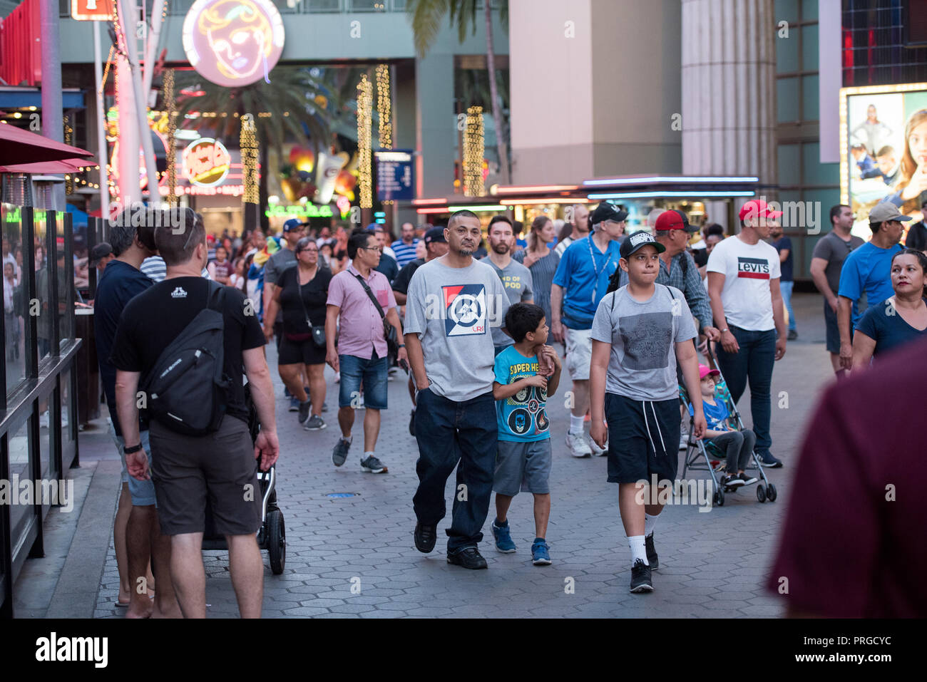 LOS ANGELES, CA - 9/9/2018 : Universal City Walk encombrée de touristes et visiteurs . Banque D'Images