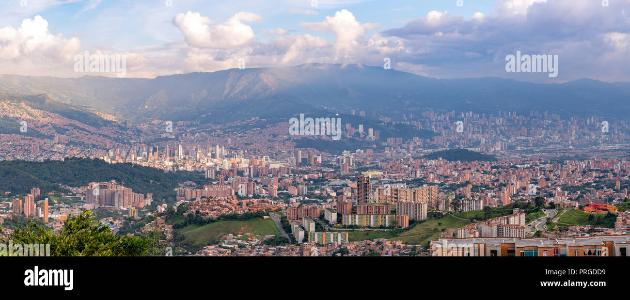 Cityscape et vue panoramique de Medellin, Colombie. Medellin est la deuxième plus grande ville de Colombie. C'est dans la vallée, l'un des plus northe Banque D'Images