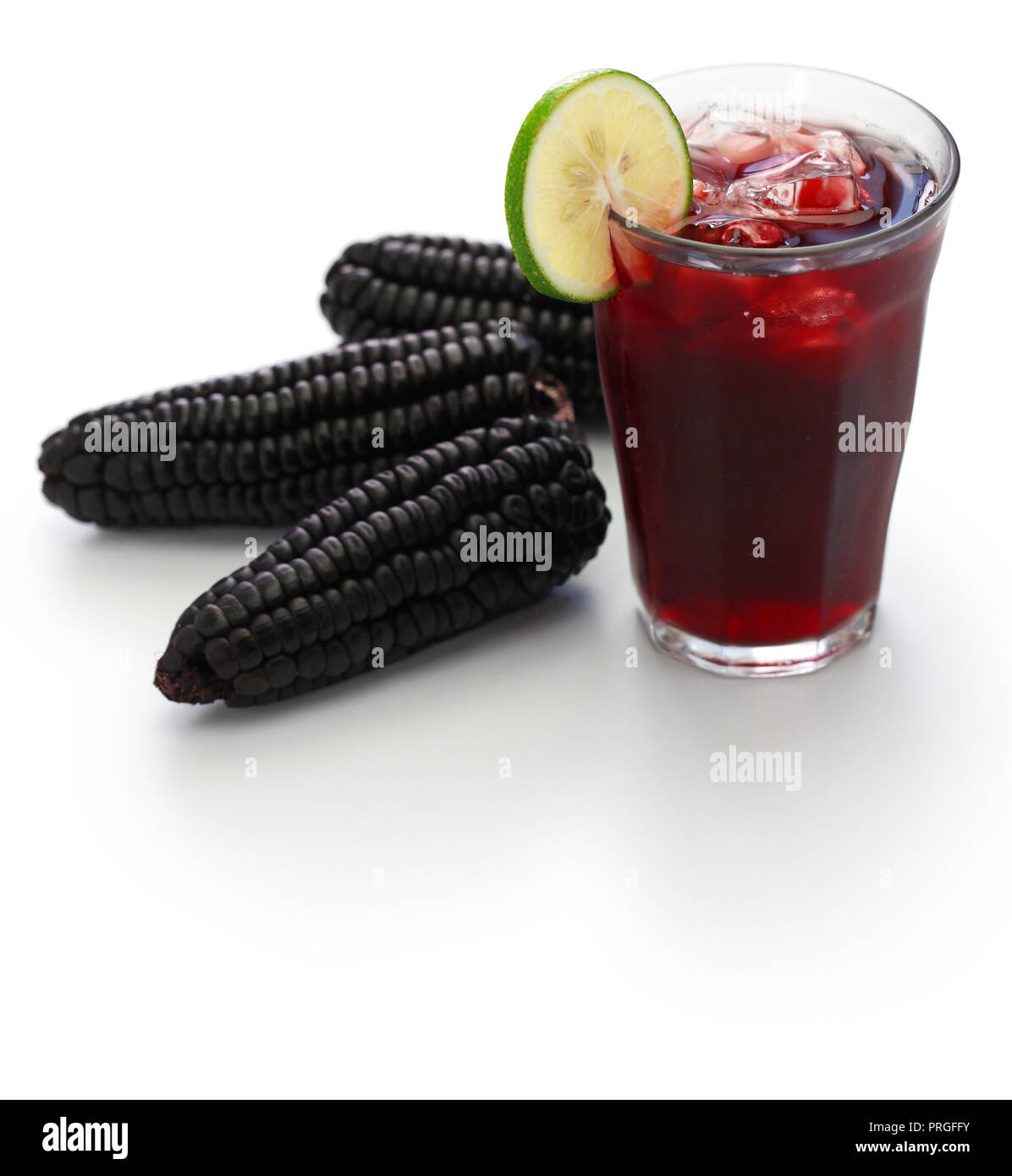 La chicha morada, boisson de maïs violet péruvien isolé sur fond blanc Banque D'Images