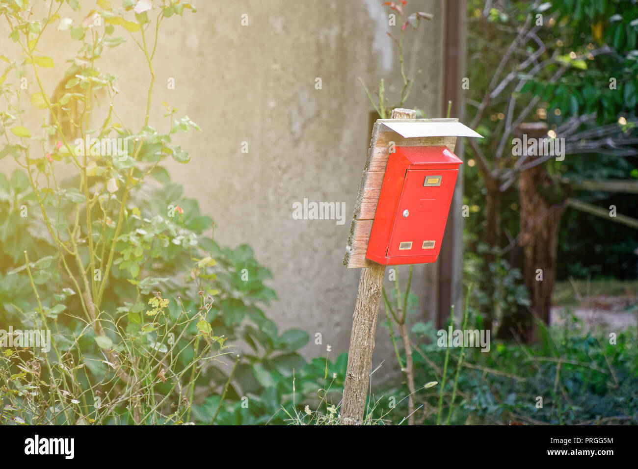 Post Box en couleur rouge pour waitung les nouvelles lettres. Banque D'Images