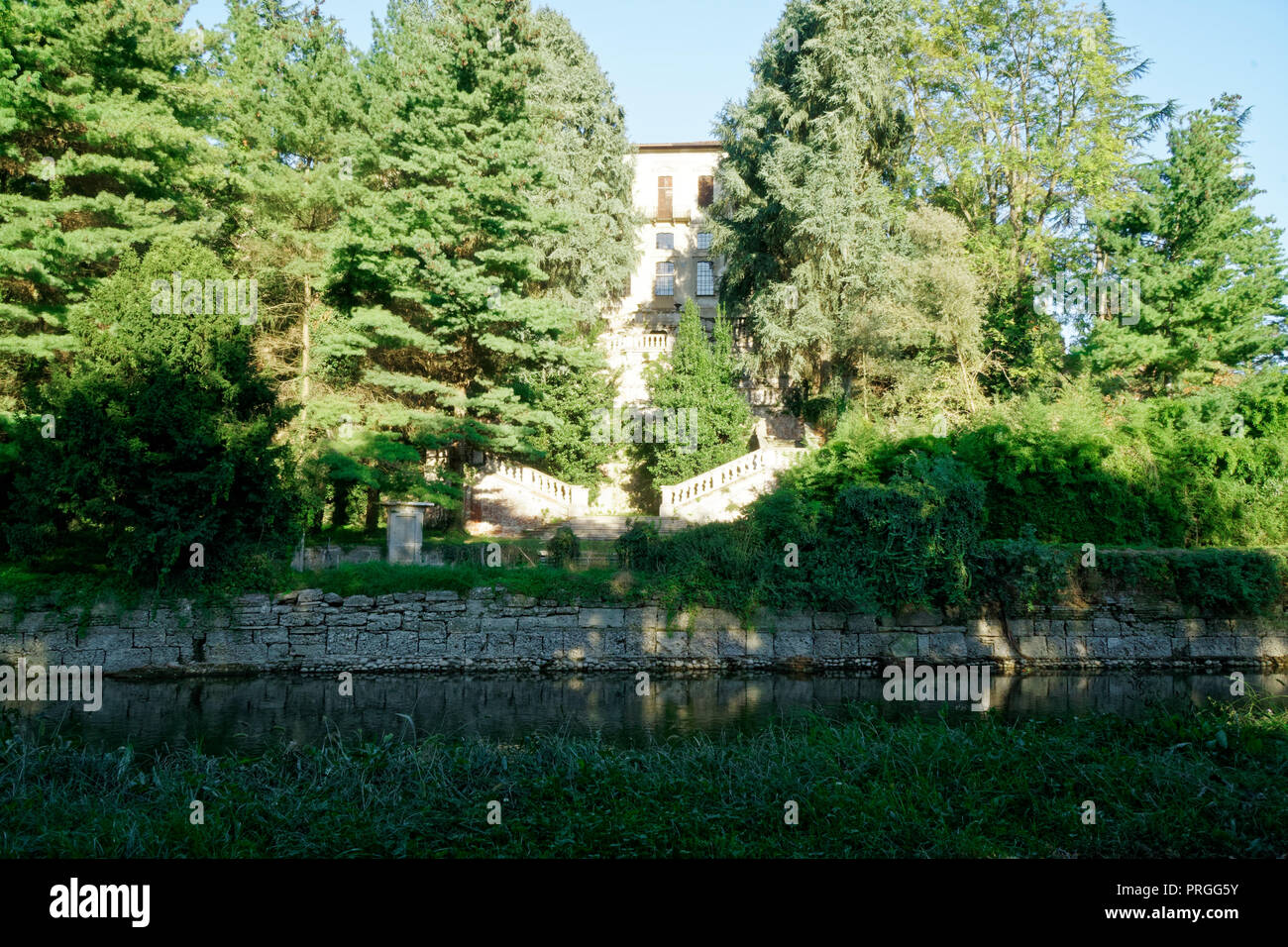 Milan, Italie - 27 septembre, 2018 : Ancienne Villa abandonnée en forêt, chambre avec concept d'horreur ghost Banque D'Images