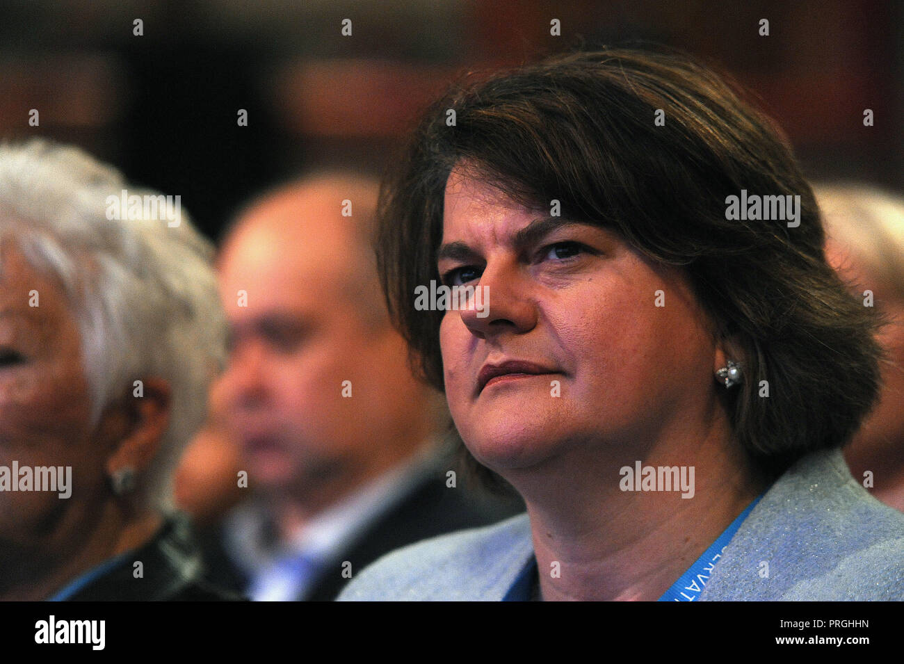 Birmingham, Angleterre. 2 octobre, 2018. Arlene Foster Chef du Parti unioniste démocratique, l'écoute d'un discours à la session du matin de la conférence annuelle du parti conservateur à la CPI. Kevin Hayes/Alamy Live News Banque D'Images