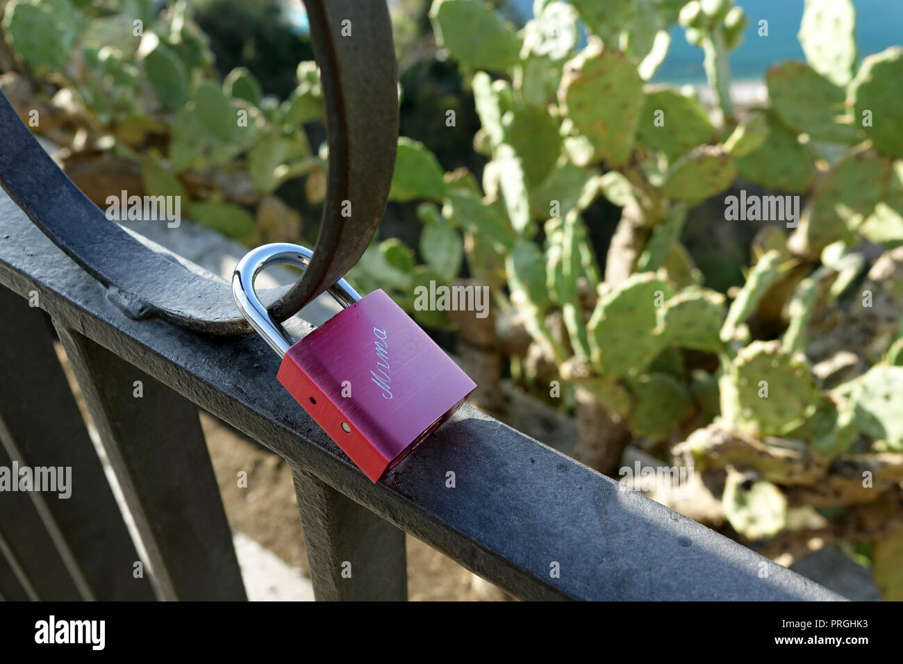 09 septembre 2018, l'Italie, Taormina : 06 septembre 2018, Italie, Taormina : Un 'château de l'amour' avec l'inscription 'Maman' se bloque sur une balustrade sur la Piazza IX Aprile. Les hommes italiens ont la réputation d'avoir une relation très étroite avec leur mère. Photo : Alexandra Schuler/dpa Banque D'Images