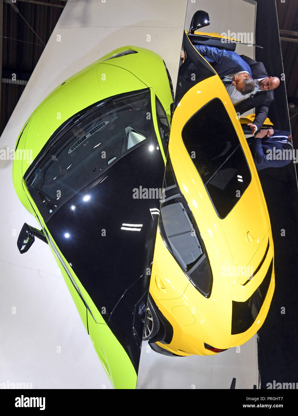 Paris, France. 09Th Oct, 2018. 02 octobre 2018, France, Paris : Paris au Salon International de l'automobile, un ouragan Lamborghini Performante (L) et d'une Lamborghini Urus (R) peut être vu dans un miroir au plafond, sur la 1ère journée de la presse. Du 02 octobre au 03 octobre 2018 les journées de presse aura lieu à l'Automobile de Paris. Il sera ensuite ouverte au public du 04 octobre au 14 octobre 2018. Credit : Uli Deck/dpa/Alamy Live News Banque D'Images