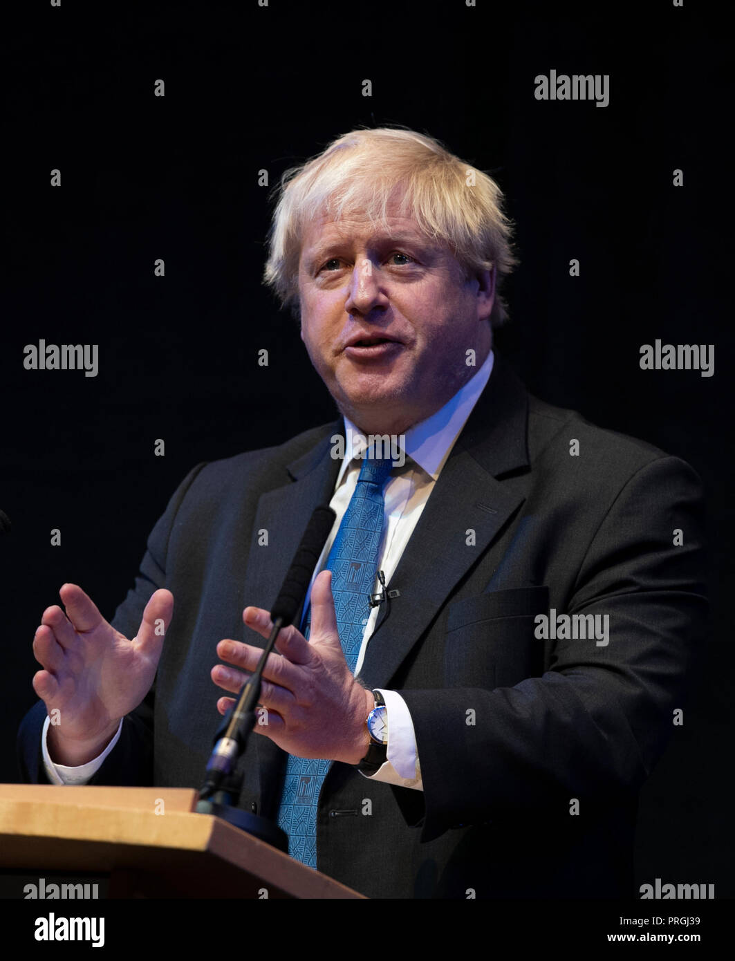 Birmingham. 2e oct, 2018. Ancien ministre des affaires étrangères britannique Boris Johnson parle à un parti conservateur accueil fringe meeting sur la troisième journée de la conférence annuelle du Parti conservateur en 2018 à Birmingham, Grande-Bretagne, le 2 octobre 2018. Ancien ministre des affaires étrangères britannique Boris Johnson le mardi a appelé le premier ministre Theresa peut d'abandonner son plan d'un Brexit future trading traiter avec l'Union européenne (UE). Credit : Han Yan/Xinhua/Alamy Live News Banque D'Images