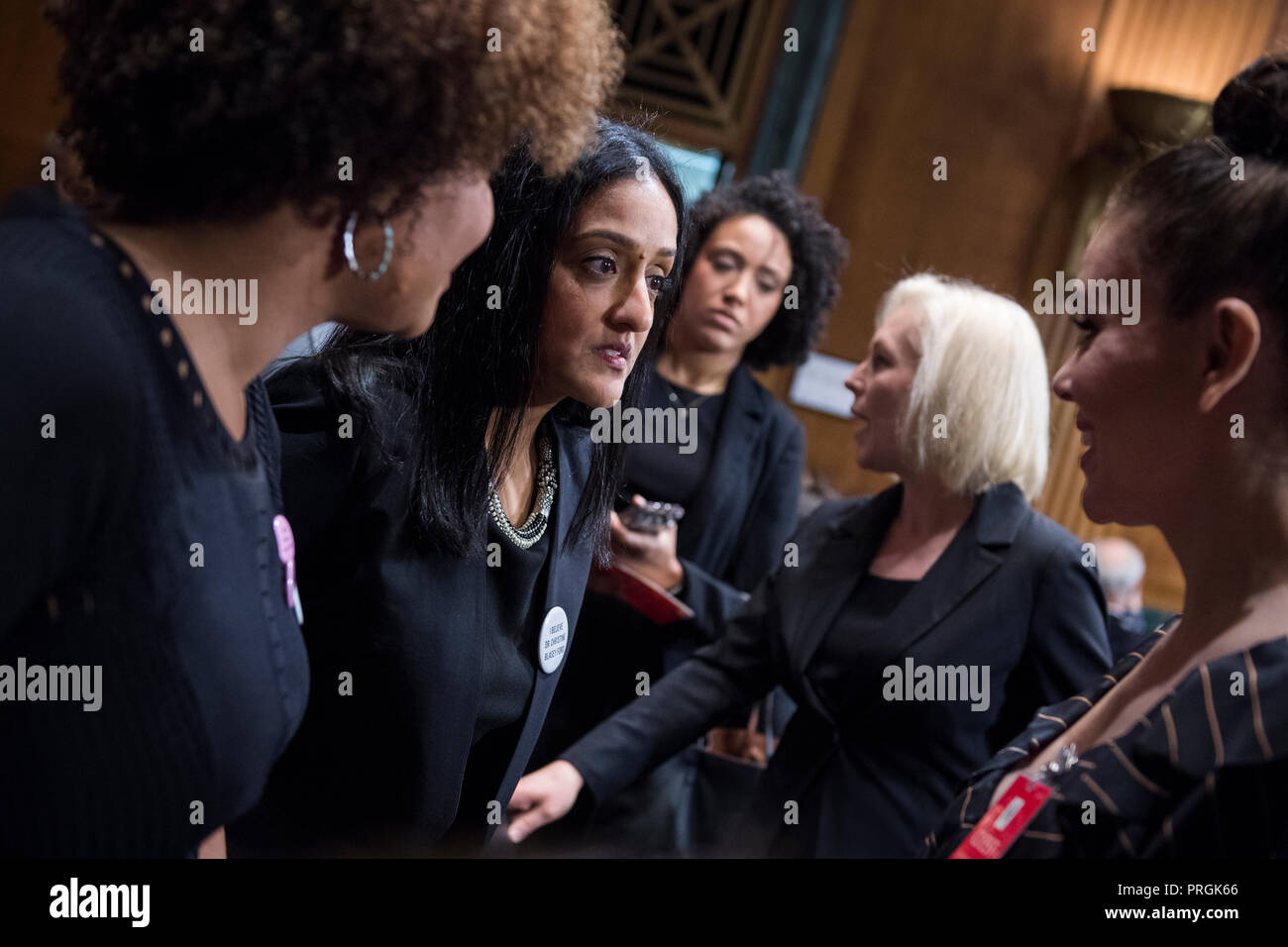 États-unis - 27 SEPTEMBRE : Vanita Gupta, deuxième à gauche, parle avec l'actrice Alyssa Milano, à droite, dans la salle d'audience avant le début de la Dre Christine Blasey Ford's apparition dans le Comité judiciaire du Sénat de témoigner sur la nomination de M. Brett Kavanaugh d'être un associé de la Cour suprême des États-Unis. (Photo par Tom Williams/CQ Appel) dans le monde entier d'utilisation | Banque D'Images