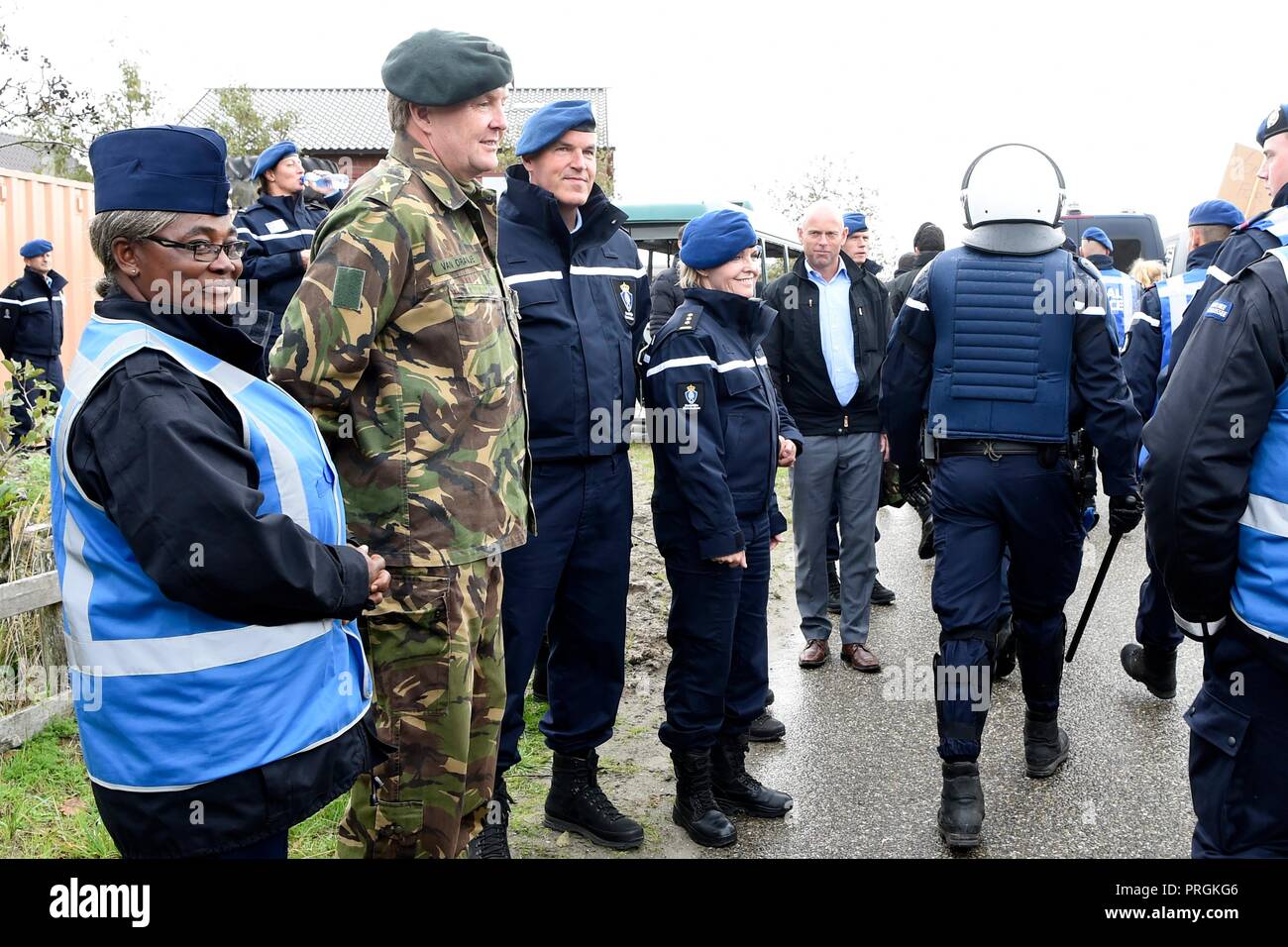 Zoutkamp, Pays-Bas. 09Th Oct, 2018. Le roi Willem-Alexander des Pays-Bas à la Willem Lodewijk van Nassaukazerne à Zoutkamp, le 02 octobre 2018, pour une workvisit aux Services de police de l'UE (formation EUPST Crédit : Albert Nieboer/ Pays-Bas OUT/Point de vue OUT |/dpa/Alamy Live News Banque D'Images