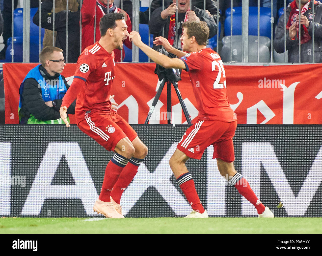 Munich, Bavière, Allemagne. 2 octobre, 2018. FC Bayern Munich, Soccer, Octobre 02, 2018 Mats HUMMELS, FCB 5 shoot but pour 1-0 célèbre son but avec Thomas Mueller, MÜLLER, FCB 25 FC BAYERN MUNICH - AJAX AMSTERDAM Football UEFA Champions League , Munich, octobre 02, 2018, de la saison 2018/2019, phase groupe Crédit : Peter Schatz/Alamy Live News Banque D'Images
