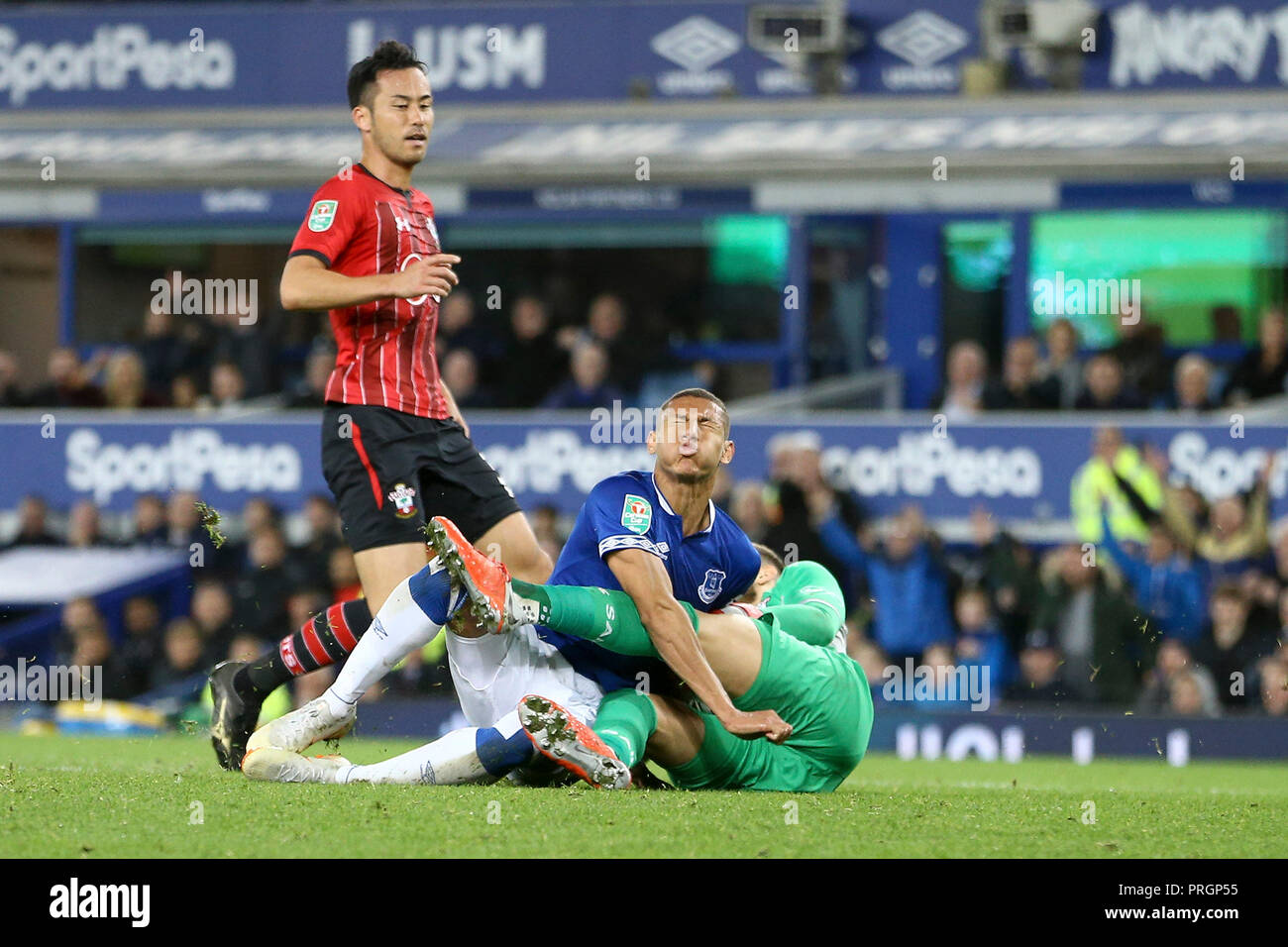 Liverpool, Royaume-Uni. 2 octobre, 2018. Richardson de Everton et Southampton Gardien Angus Gunn entrent en collision. L'EFL Cup, Carabao cup, 3ème tour, Everton v Southampton à Goodison Park à Liverpool, le mardi 2 octobre 2018. Ce droit ne peut être utilisé qu'à des fins rédactionnelles. Usage éditorial uniquement, licence requise pour un usage commercial. Aucune utilisation de pari, de jeux ou d'un seul club/ligue/dvd publications. Photos par Chris Stading/Andrew Orchard la photographie de sport/Alamy live news Banque D'Images