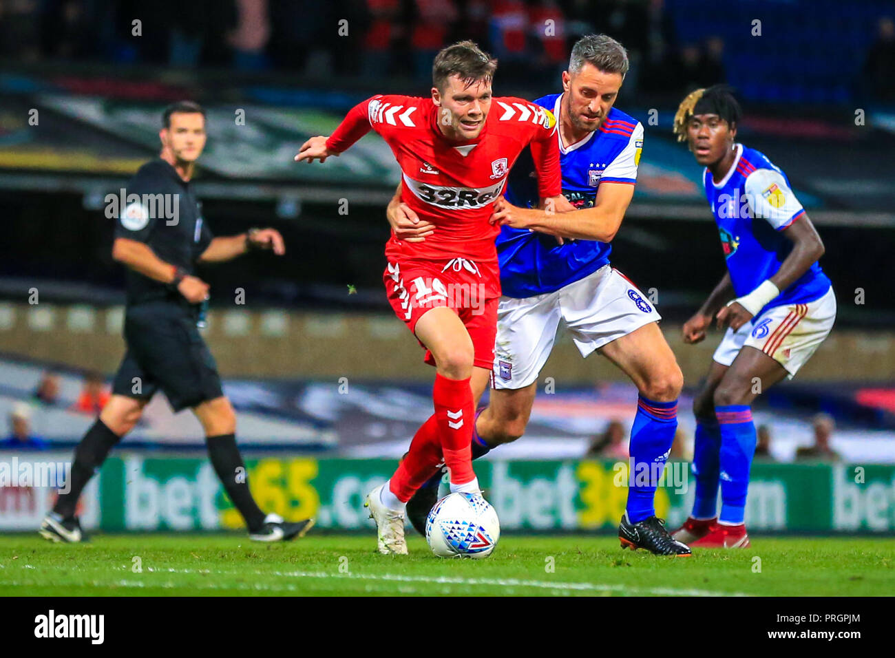 Ipswich, Suffolk, UK. 2 octobre, 2018. 2 octobre 2018, Portman Road, Ipswich, Angleterre ; Sky Bet Championship Ipswich Town v Middlesbrough ; Jonny Howson (16) de Middlesbrough acharnés avec Cole Skuse (08) d'Ipswich Crédit : Georgie Kerr/Nouvelles Images, la Ligue de Football anglaise images sont soumis à licence DataCo Crédit : News Images /Alamy Live News Banque D'Images