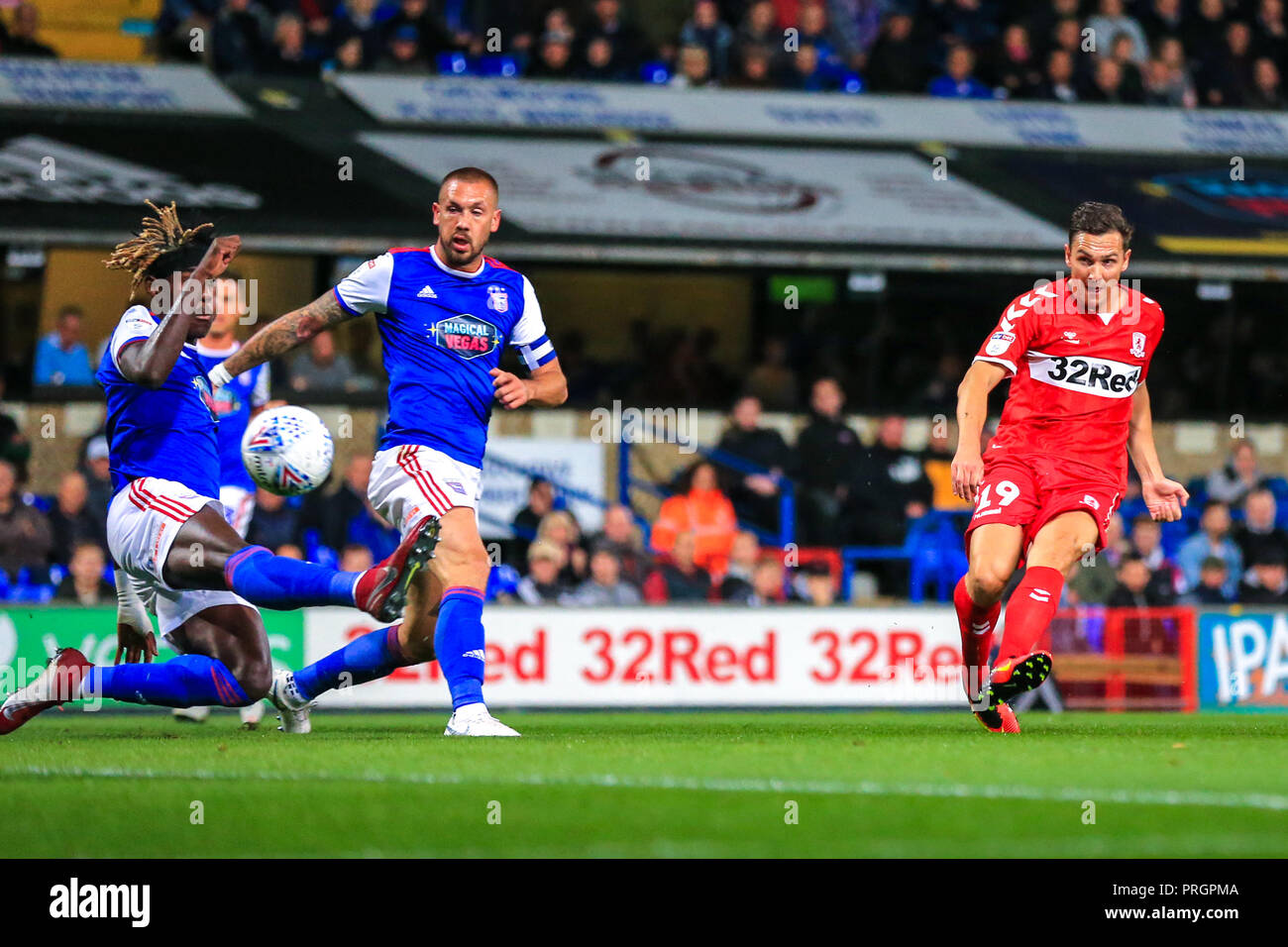 Ipswich, Suffolk, UK. 2 octobre, 2018. 2 octobre 2018, Portman Road, Ipswich, Angleterre ; Sky Bet Championship Ipswich Town v Middlesbrough ; Stewart Downing (19) des incendies de Middlesbrough sa tourné en d'en faire 0 à 2 pour les visiteurs. Credit : Georgie Kerr/Nouvelles Images, la Ligue de Football anglaise images sont soumis à licence DataCo Crédit : News Images /Alamy Live News Banque D'Images