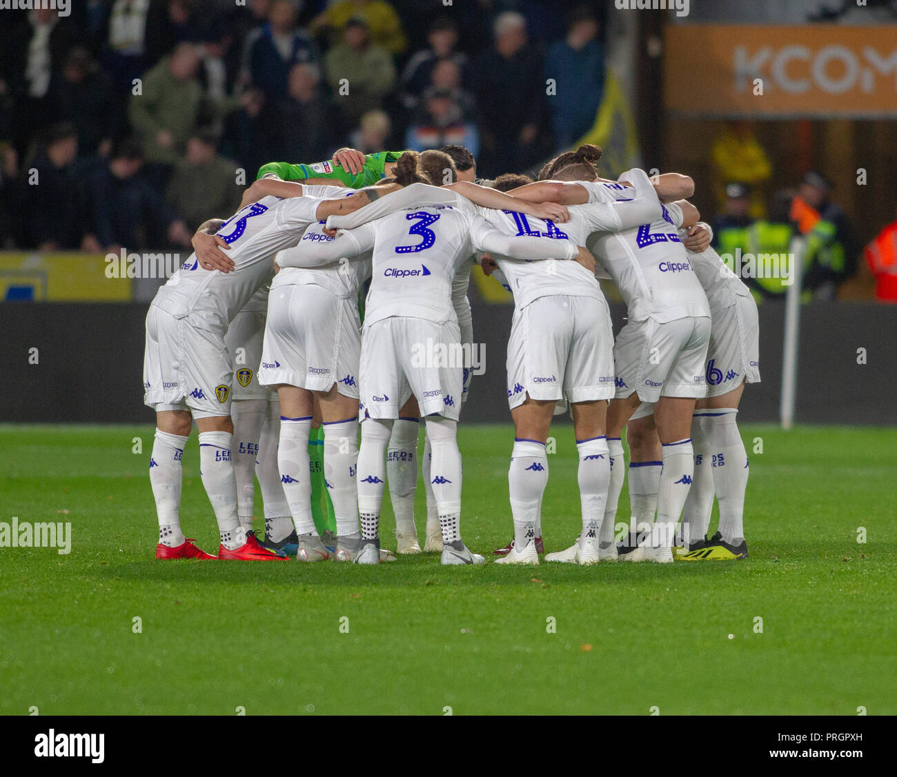 Hull, Royaume-Uni. 2 octobre 2018, KCOM Stadium, Hull, Angleterre ; Sky Bet Championship, Hull City v Leeds Utd ; Leeds Utd huddle avant kick off Crédit : Craig Milner/News Images images Ligue de football anglais sont soumis à licence DataCo Crédit : News Images /Alamy Live News Banque D'Images