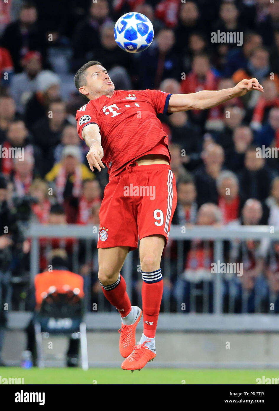 Munich, Allemagne. 2e oct, 2018. Le Bayern de Munich, Robert Lewandowski contrôle le ballon pendant le deuxième tour du groupe E de la Ligue des Champions entre le Bayern Munich et l'Ajax, à Munich, Allemagne, le 2 octobre 2018. Le match s'est terminé par 1-1 draw. Crédit : Philippe Ruiz/Xinhua/Alamy Live News Banque D'Images