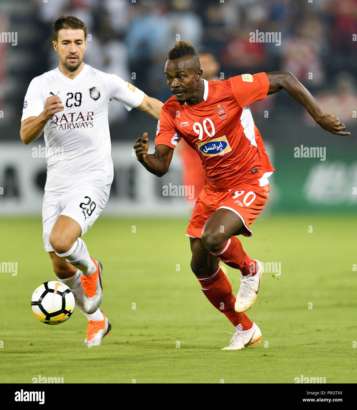 Doha, capitale du Qatar. 09Th Oct, 2018. Gabi (L) d'Al Sadd SC rivalise pour la balle avec Godwin Mensha de Persepolis FC pendant l'Asie de l'AFC Champions League demi-finale match aller match de football entre le Qatar et l'Iran Al Sadd's Persepolis FC à Jassim Bin Hamad Stadium de Doha, capitale du Qatar, Octobre 02, 2018. Persepolis FC a gagné 1-0. Credit : Nikku/Xinhua/Alamy Live News Banque D'Images