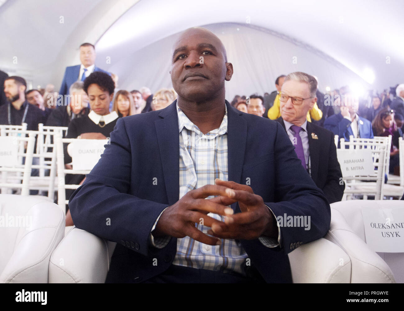 Kiev, Ukraine. 1 octobre, 2018. Ancien champion de boxe Evander Holyfield prend part à l'ouverture de la 56e Convention mondiale de boxe à Kiev, Ukraine, le 1er octobre 2018.Le WBC 56e congrès rassemble boxing legends et environ 700 participants de 160 pays à Kiev à partir du 30 septembre au 5 octobre. Crédit : Serg Glovny/ZUMA/Alamy Fil Live News Banque D'Images