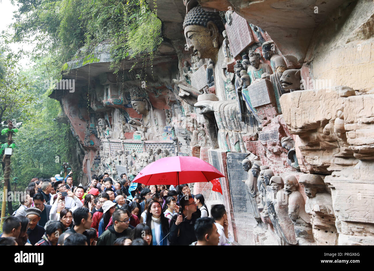 (181003) -- CHONGQING, 3 octobre 2018 (Xinhua) -- Les touristes voir des gravures rupestres de Dazu Rock Carvings à l'espace scénique dans le district de Dazu, sud-ouest de la Chine, la municipalité de Chongqing, le 2 octobre 2018. À partir du 1er octobre 2018, les touristes peuvent visiter Chongqing Dazu Rock Carvings la région pittoresque de réduction des frais d'entrée. Les sculptures date du 9e au 13e siècles et a été inscrit sur la Liste du patrimoine mondial par l'UNESCO en 1999. (Xinhua/Wang Quanchao) (gxn) Banque D'Images