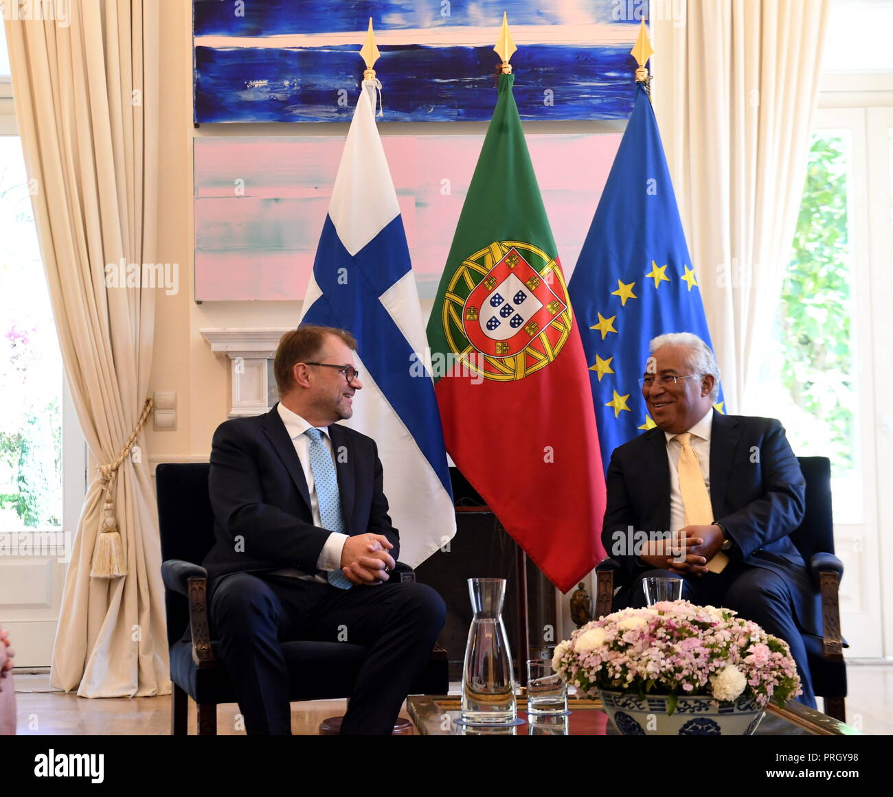 (181003) -- Lisbonne, 3 octobre 2018 (Xinhua) -- Le Premier ministre portugais, Antonio Costa (R) se réunit avec les visites du Premier Ministre Finlandais Juha Sipila à Lisbonne, capitale du Portugal, le 2 octobre 2018. Costa dit ici mardi que le Portugal et la Finlande d'accord sur la politique migratoire et la politique agricole commune (PAC) les priorités, mais les différences implicites gauche sur le cadre financier et de la réforme de l'euro. (Xinhua/Zhang Liyun) Banque D'Images