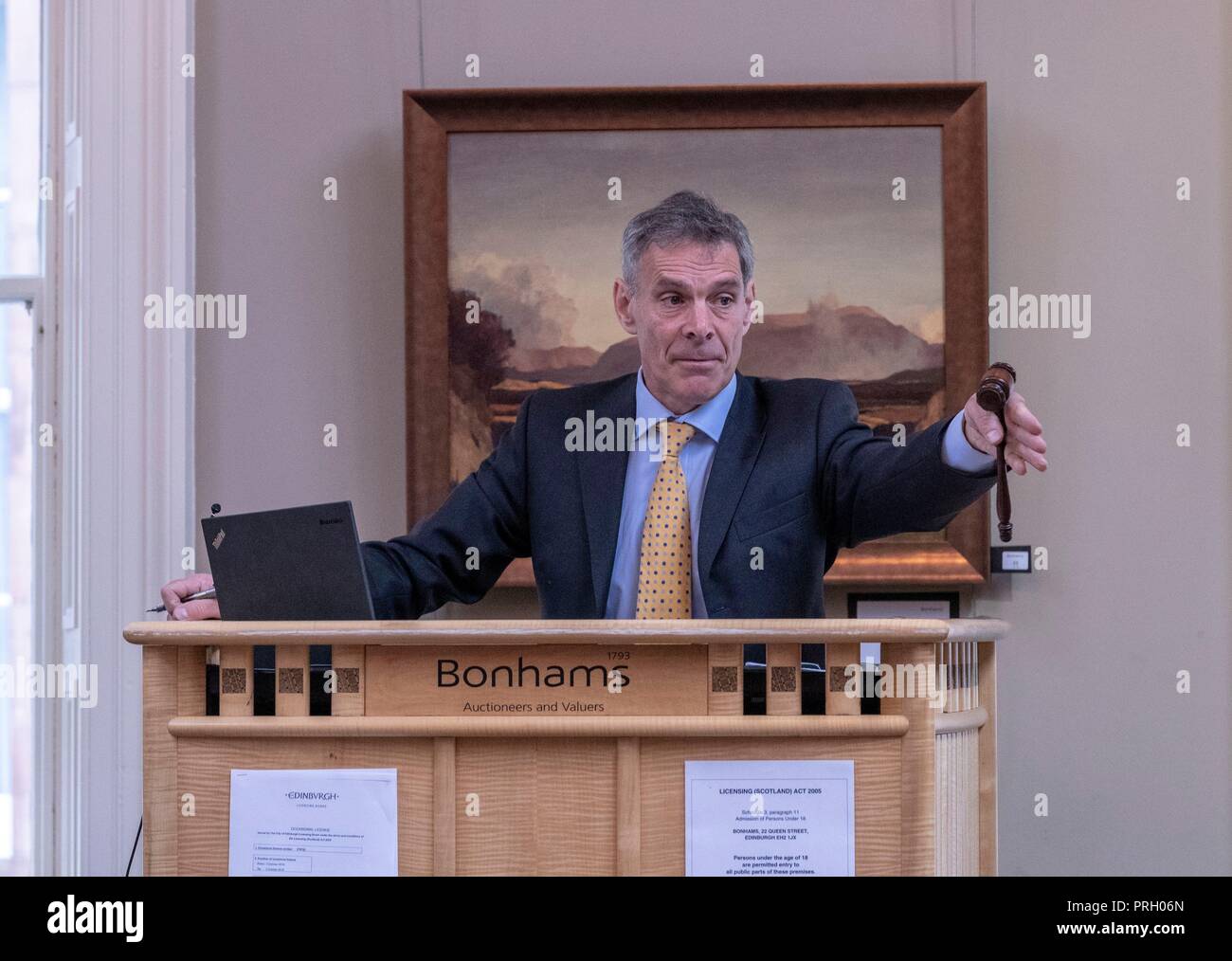 Edinburgh, Ecosse, Royaume-Uni. 3 octobre, 2018. L'un des plus chers de bouteilles de whisky du monde a été vendu à Bonhams à Édimbourg. Valerio Adami 1926 Le Macallan 60 ans 700 000£ et a été acheté par un soumissionnaire en ligne. Bien que 12 bouteilles de Macallan Valerio Adami 1926 ont été produits, on ne sait pas combien d'entre eux existent toujours. L'un est dit avoir été détruit par un tremblement de terre au Japon en 2011, et on estime qu'au moins l'un d'eux a été ouvert et consommé. Credit : Riche de Dyson/Alamy Live News Banque D'Images