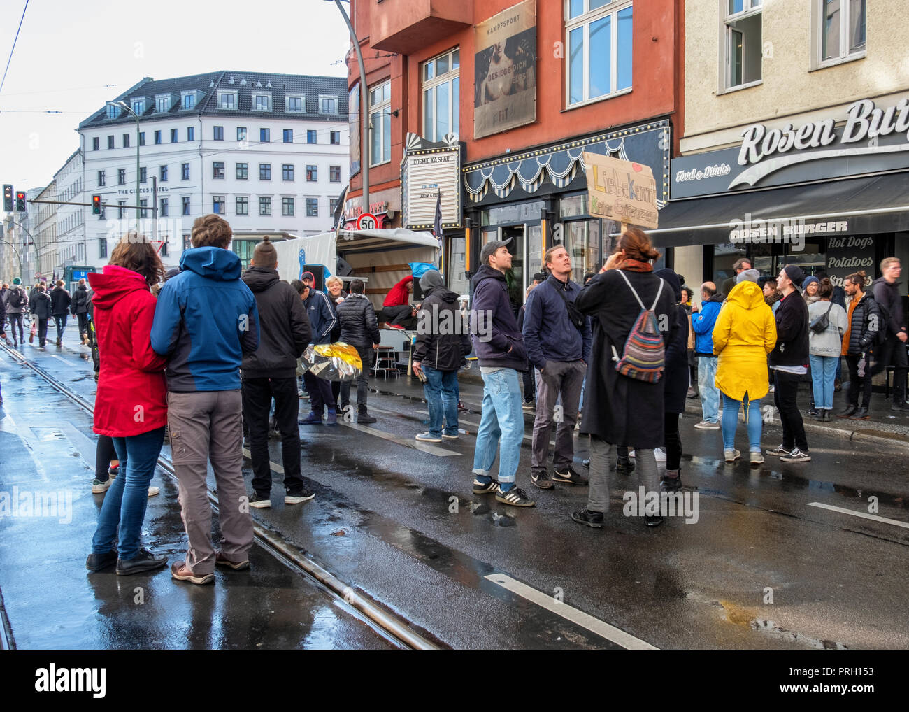 Mitte, Berlin, Allemagne le 3 octobre 2018. Les activistes de la scène Club de protester contre un projet de démonstration de l'extrême-droite sur le jour de l'unité allemande. Les manifestants se sont réunis à la station de métro Rosenthaler Platz pour organiser une rave papeterie sous le slogan 'Dance contre la droite' (Tanzen gegen Rechts) La manifestation a été planifiée pour contrer le projet d'organisation d'extrême droite 'Wir für Deutschland (DCE)' à partir de la Hauptbahnhof mars par le centre de Berlin en utilisant le slogan 'jour de la Nation' Credit : Eden Breitz/Alamy Live News Banque D'Images