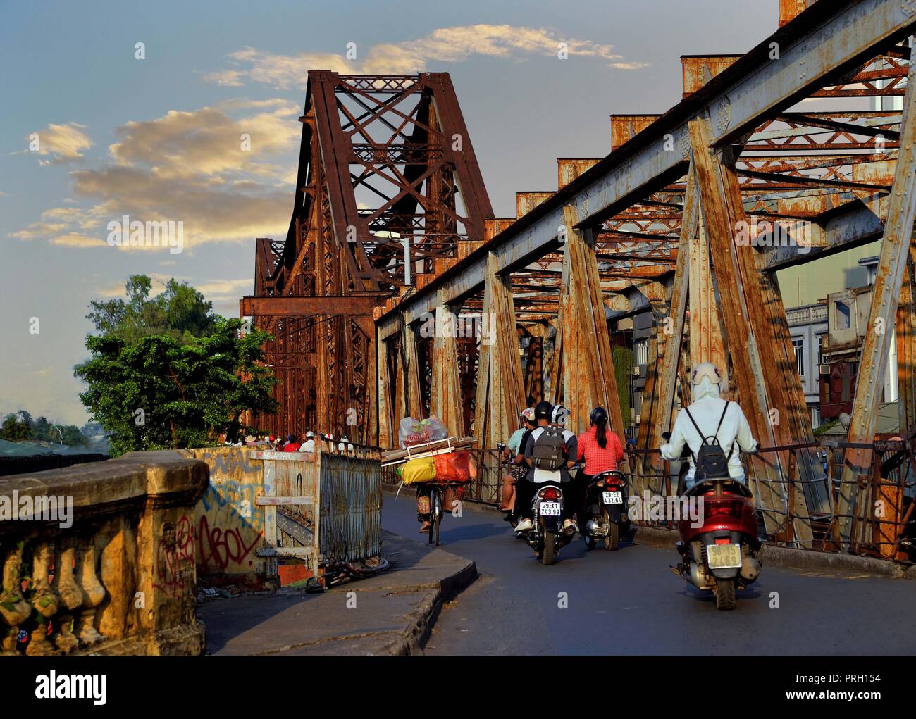 (181003) -- Hanoi, 3 octobre 2018 (Xinhua) -- Photo prise le 1 octobre, 2018 présente le pont Long Bien à Hanoï, capitale du Vietnam. Conçu par l'anglais et construit par travailleurs vietnamiens, pont Long Bien est un pont en acier de la rivière Rouge à Hanoi.(Xinhua/Ngo Minh Tien)(zhf) Banque D'Images