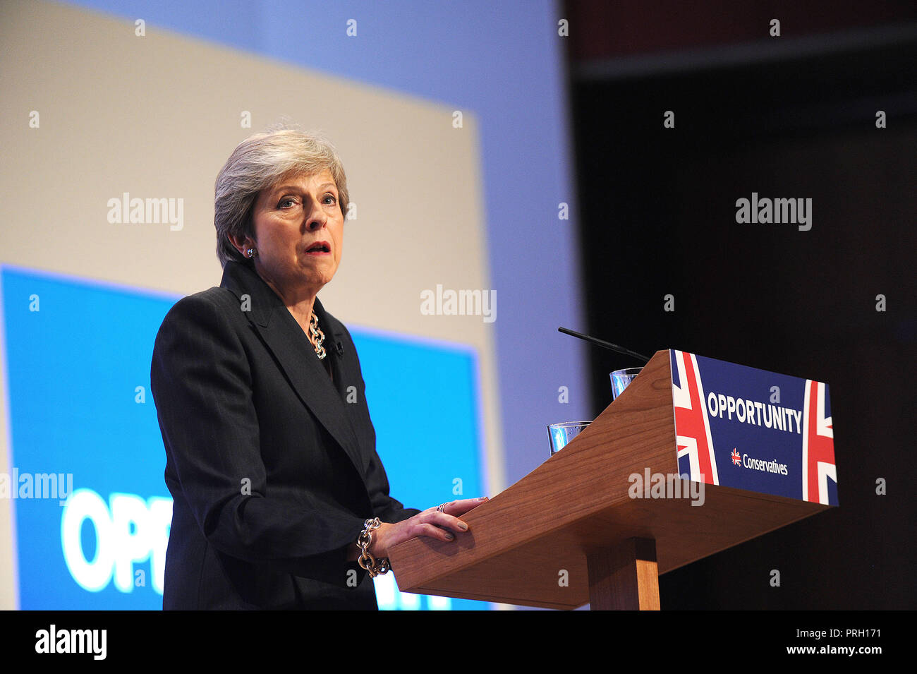 Birmingham, Angleterre. 3 octobre, 2018. Theresa peut MP, Premier Ministre et chef du parti conservateur, offre son discours à la conférence sur la séance de clôture de la quatrième journée de la conférence annuelle du parti conservateur à la CPI. Kevin Hayes/Alamy Live News Crédit : Kevin Hayes/Alamy Live News Banque D'Images