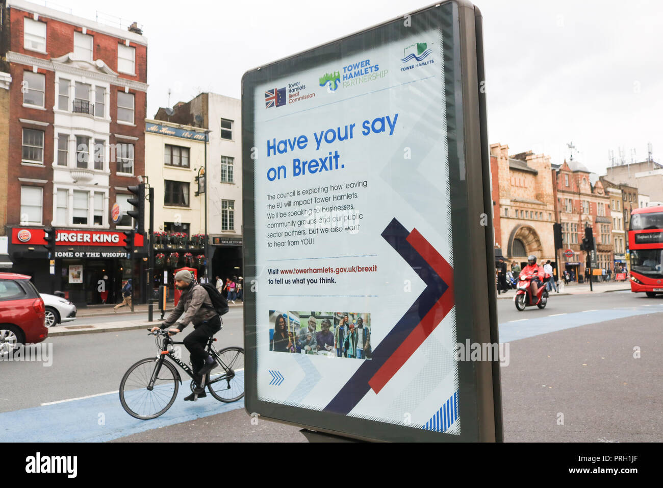 London UK. 3 octobre 2018. Une affiche jointe à un panneau publicitaire Publicité explore comment quitter l'Union européenne aura un impact sur la commune de Tower Hamlets dans East London Crédit : amer ghazzal/Alamy Live News Banque D'Images