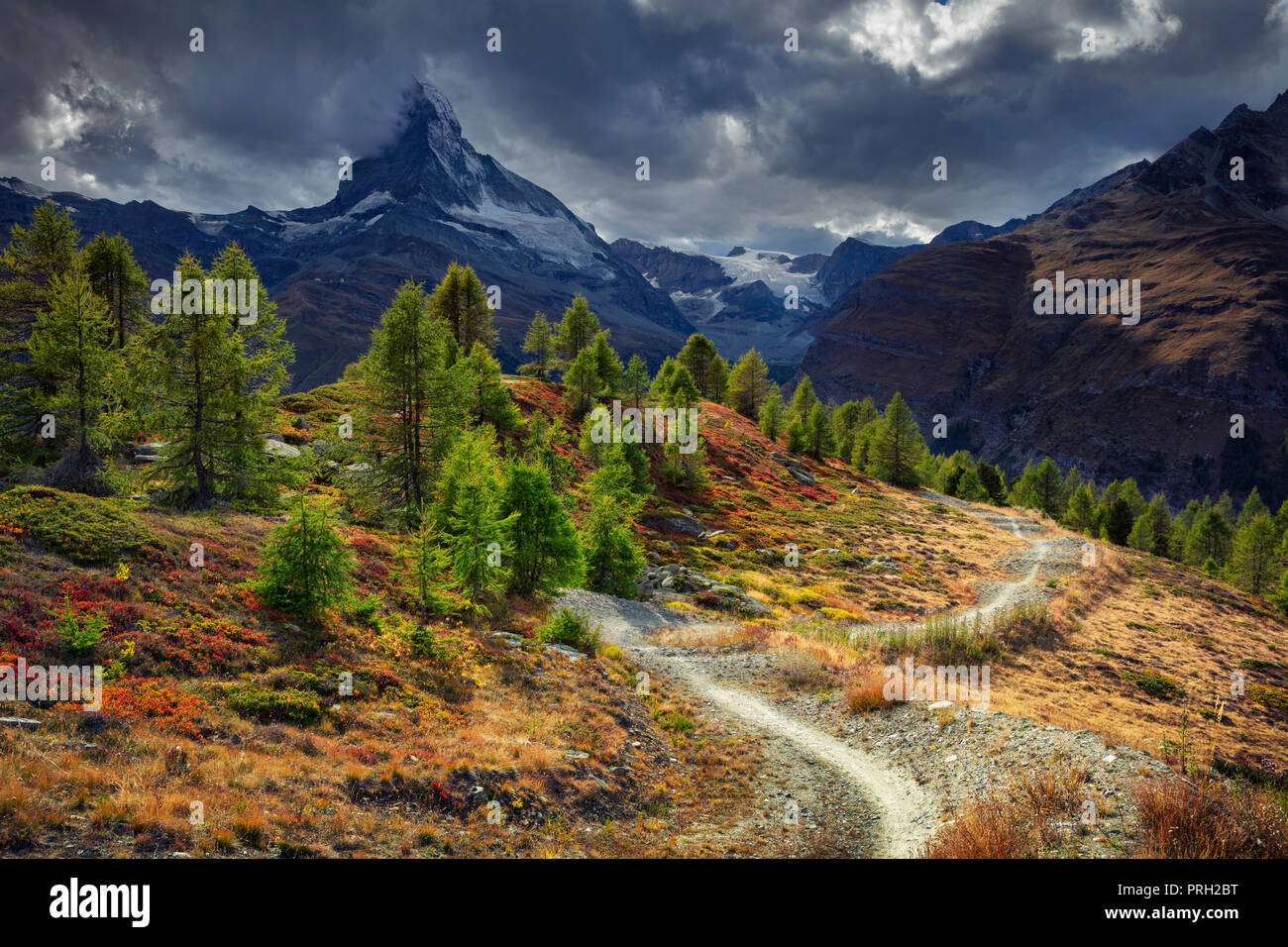 Alpes suisses. Image paysage des Alpes Suisses avec Cervin au cours de soirée d'automne. Banque D'Images