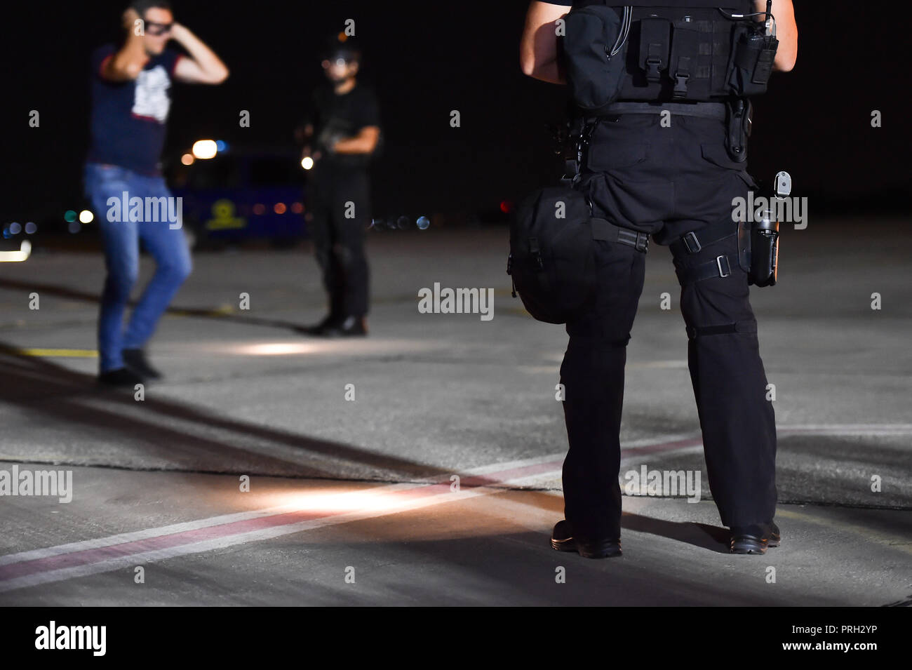 Scène de nuit avec les forces spéciales montrant leurs compétences à une simulation de sauvetage d'otages percer Banque D'Images