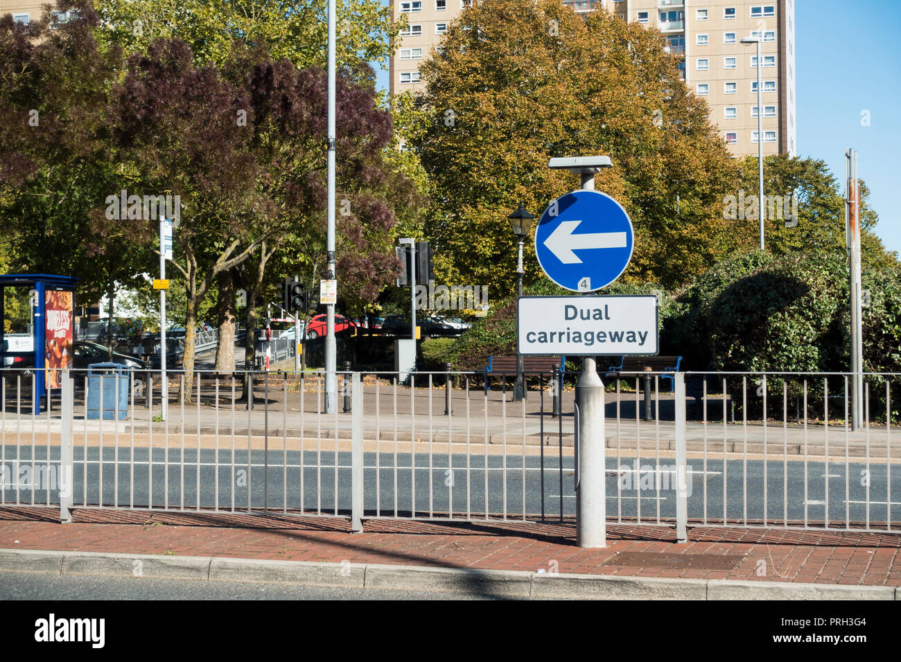 Deux voies, tourner à gauche roadsign symbole sur l'A3, Mile End Road, Portsmouth, Royaume-Uni Banque D'Images
