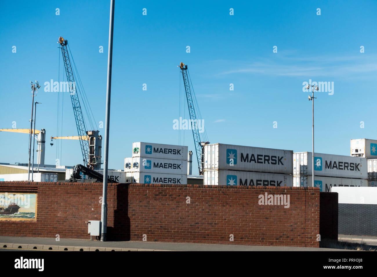 Les conteneurs de fret Maersk, port de Portsmouth, Angleterre, Royaume-Uni Banque D'Images