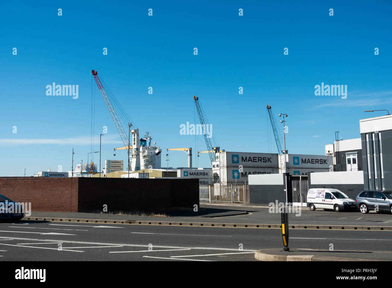 Les conteneurs de fret Maersk, port de Portsmouth, Angleterre, Royaume-Uni Banque D'Images