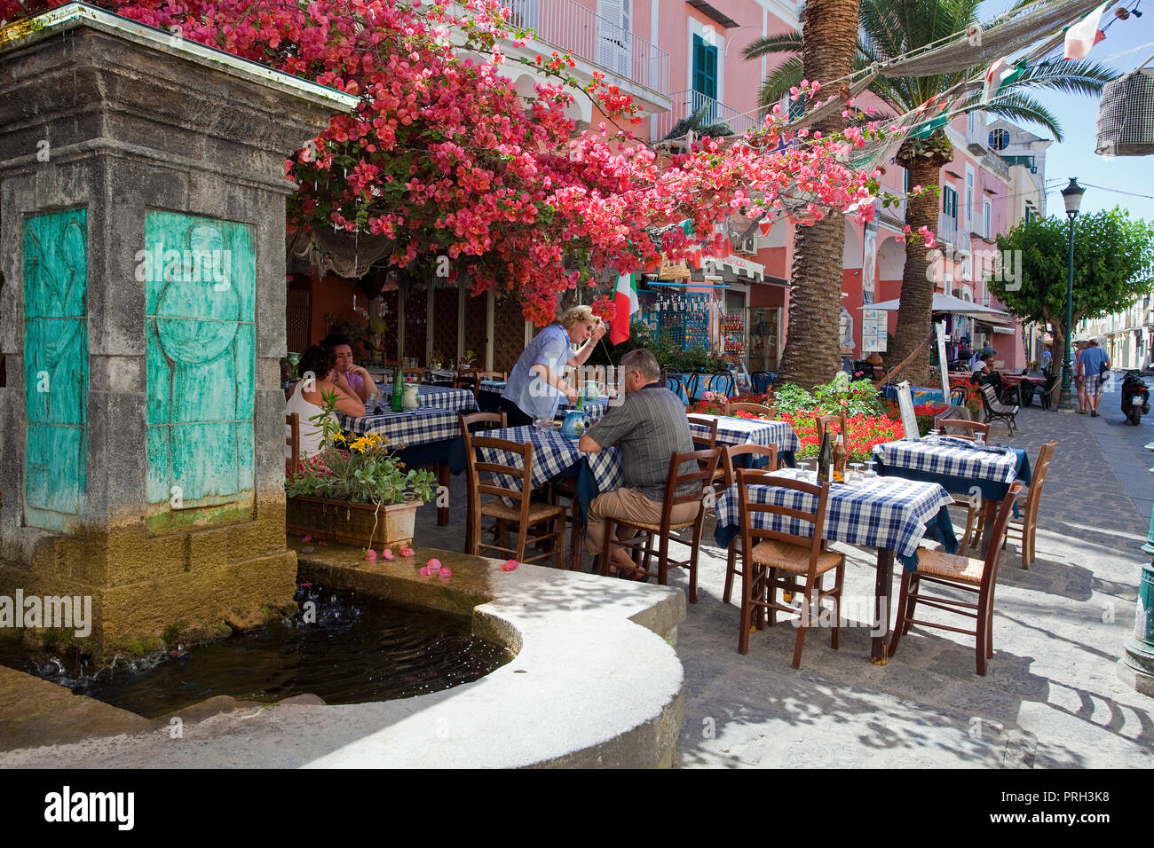 Restaurant de rue à l'ancienne ville de Borgo di Celsaon, Ischia Ponte, l'île de Ischia, Golfe de Napoli, Campania, Italie Banque D'Images