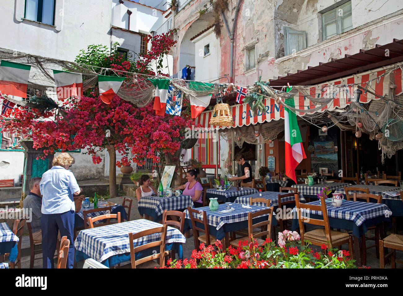 Restaurant de rue à l'ancienne ville de Borgo di Celsaon, Ischia Ponte, l'île de Ischia, Golfe de Napoli, Campania, Italie Banque D'Images