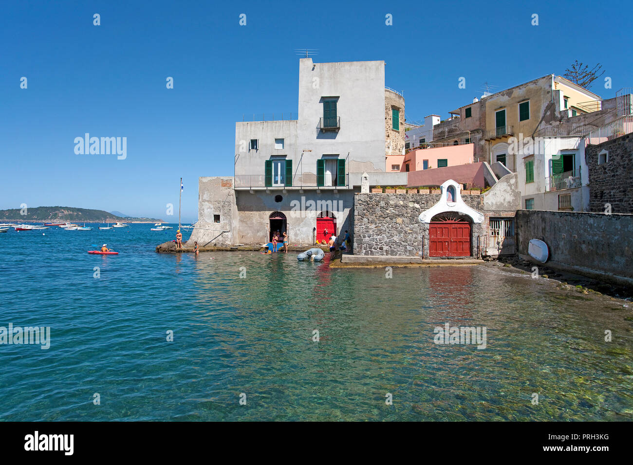 Maisons anciennes au Waterfront, vieille ville de Borgo di Celsa, Ischia Ponte, l'île de Ischia, Golfe de Napoli, Italie Banque D'Images