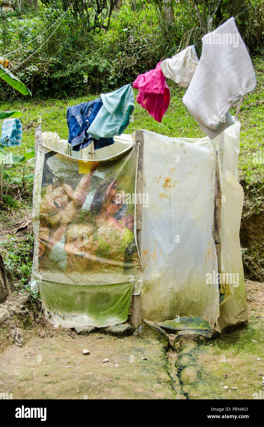 Salle de bains ou des latrines sanitaires faites de sacs en plastique utilisés sont normalement utilisés dans les zones rurales. L'extrême pauvreté dans les zones rurales, avec un manque de services de base Banque D'Images