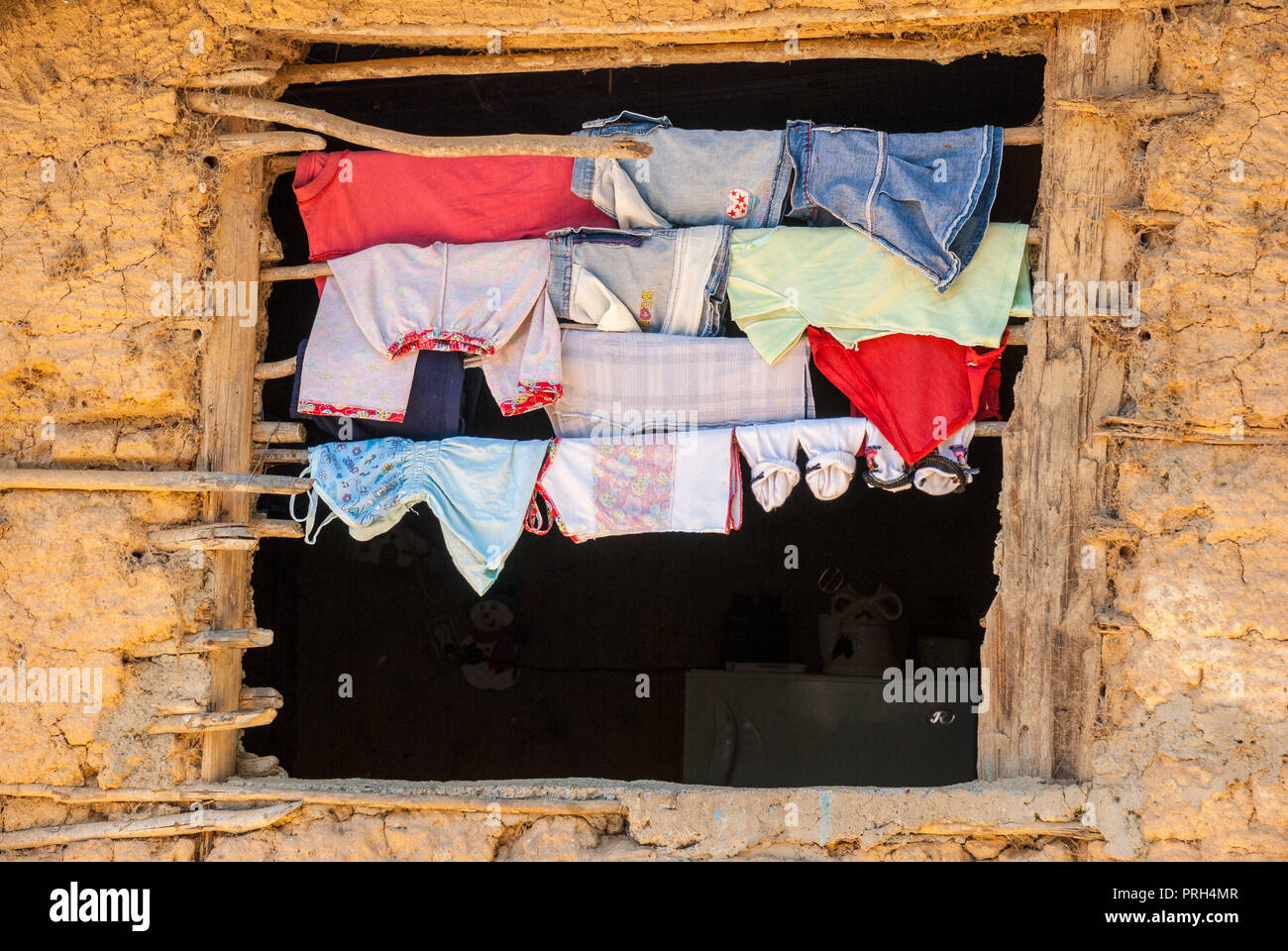 Vêtements séchant au soleil dans une maison de bahareque (maisons de bois ou de roseaux liés et les couvrir de boue). L'extrême pauvreté dans les zones rurales, avec Banque D'Images