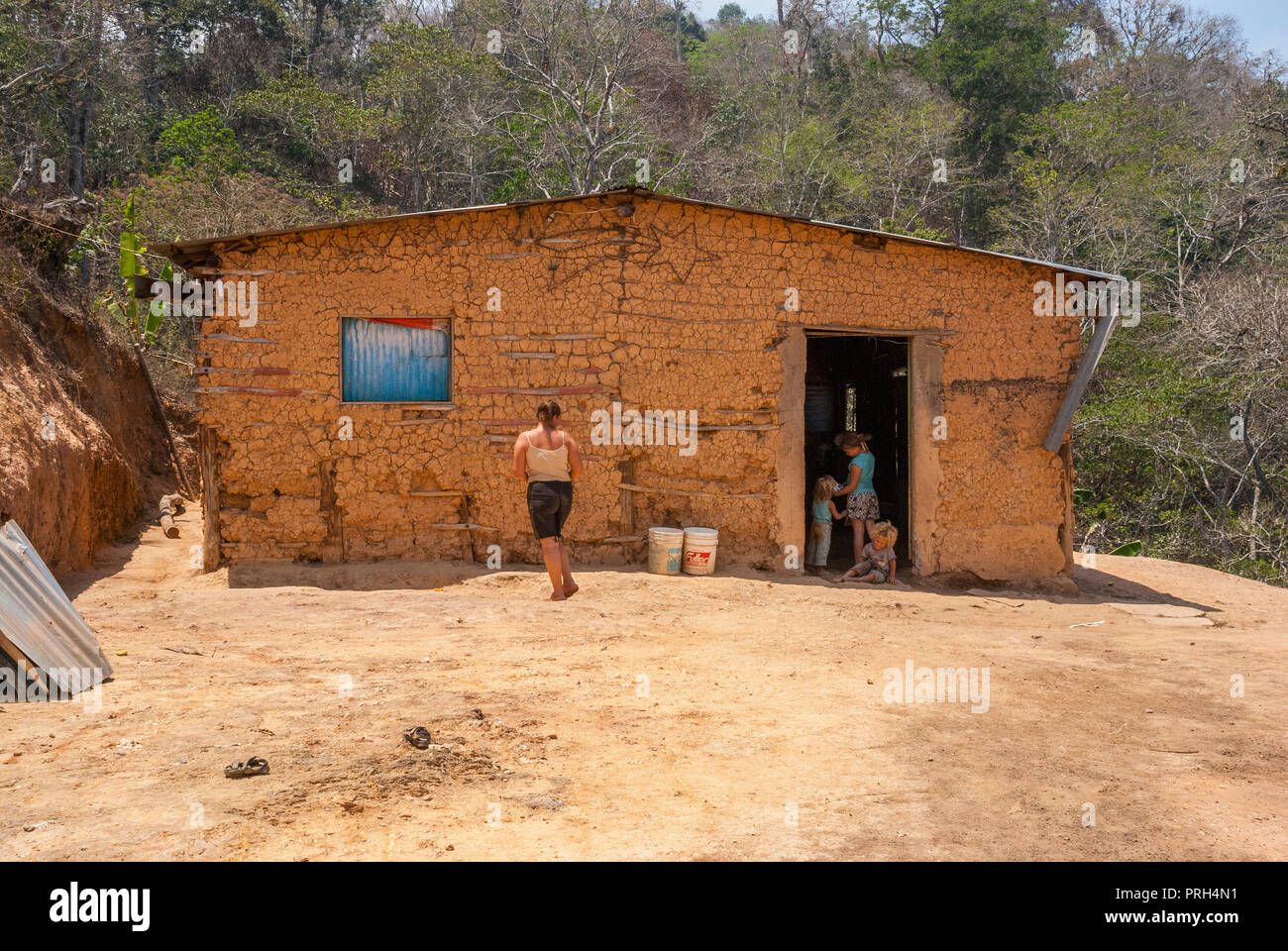 Maison de bahareque (maisons de bois ou de roseaux liés et les couvrir de boue). L'extrême pauvreté dans les zones rurales, avec un manque de services de base, Banque D'Images