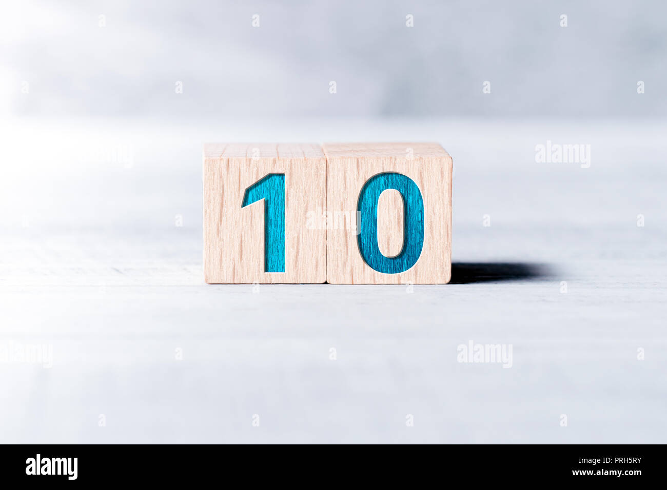 Numéro 10 formé par des blocs de bois sur un tableau blanc Banque D'Images