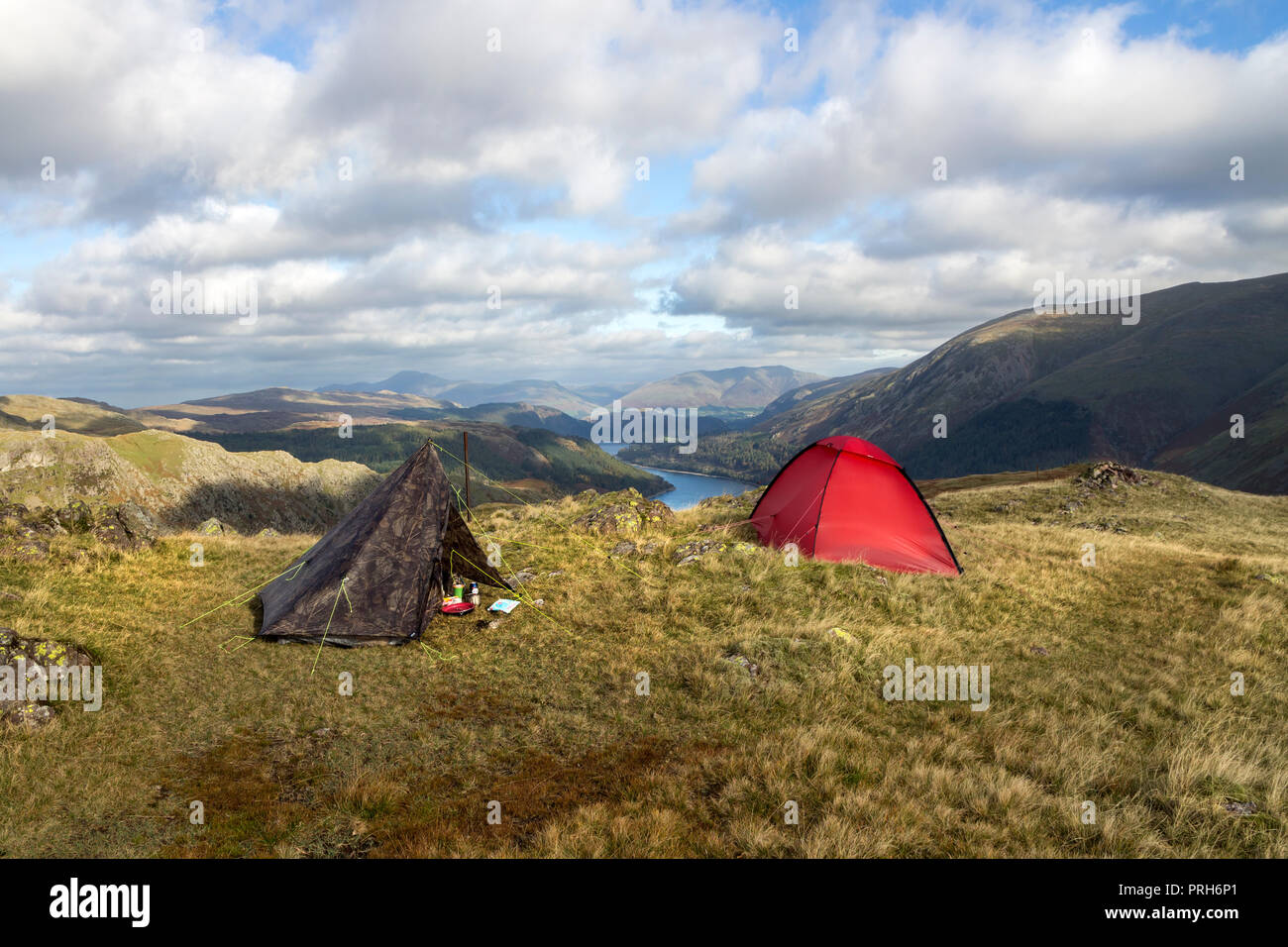 Des tentes sur le sommet d'acier a chuté avec la vue vers le nord le long de Thirlmere Blencathra et Skiddaw, Lake District, Cumbria, Royaume-Uni. Banque D'Images