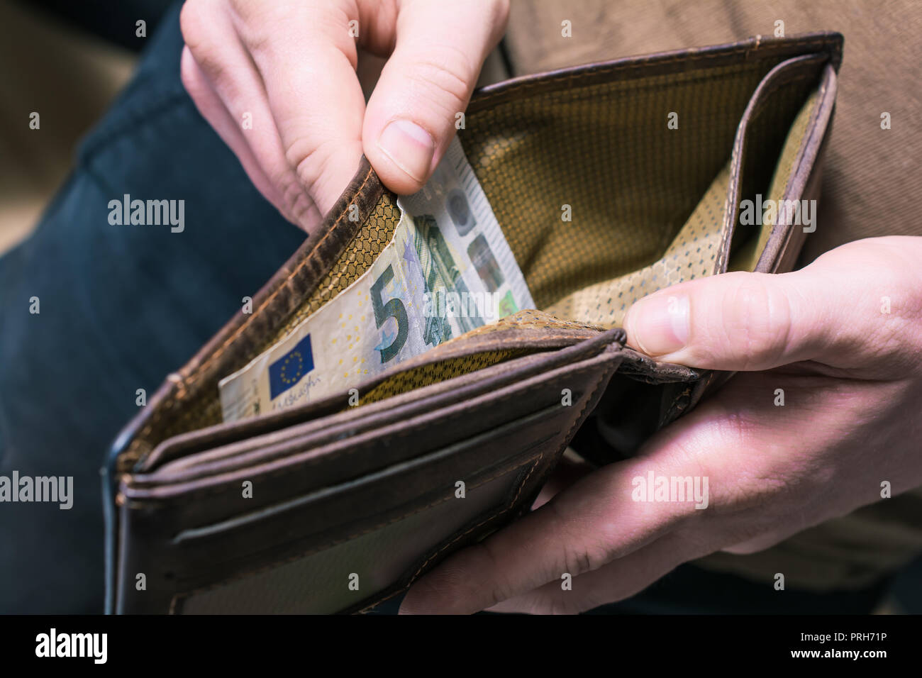 Homme montrant les 5 euros dans son porte-monnaie - Pauvre homme Concept  Photo Stock - Alamy