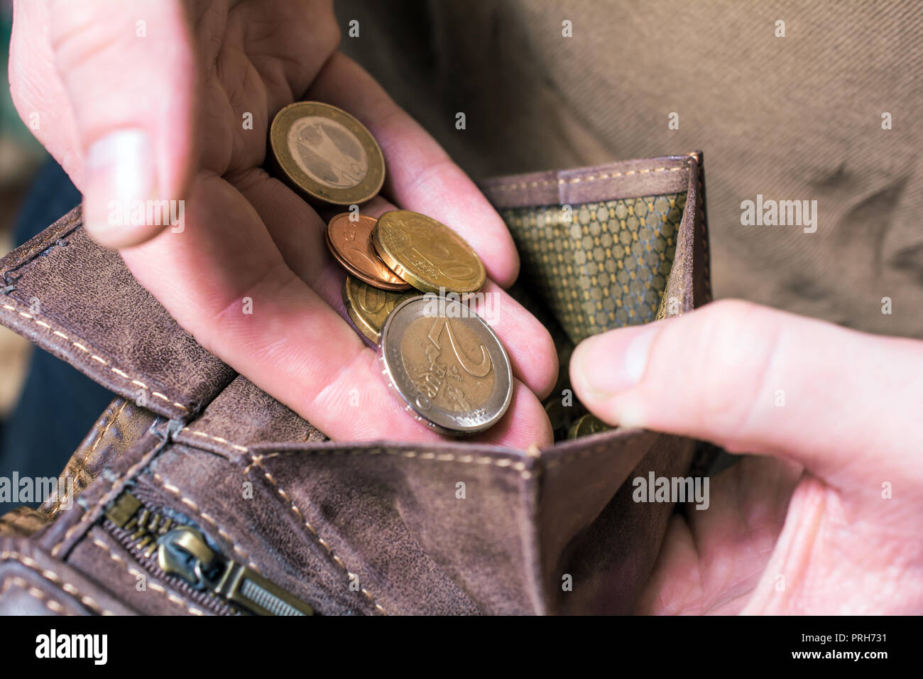 Mettre de l'homme d'euros dans son porte-monnaie Banque D'Images