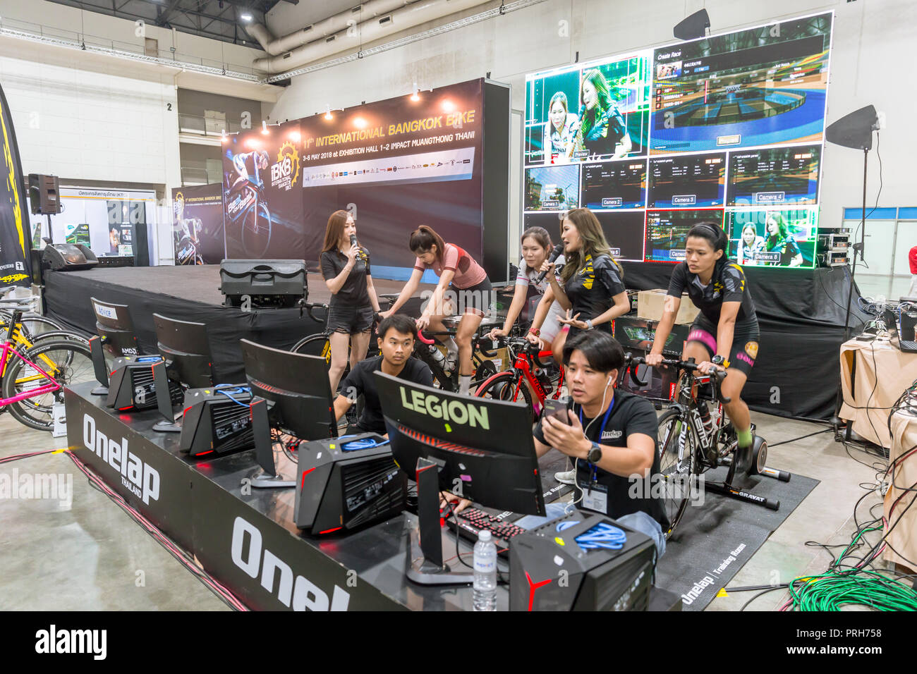 Jeu en ligne de course indoor cycling race ordinateur afficher dans Bangkok International 2018 Vélo bike expo fair en Thaïlande.Bangkok, Thaïlande 6 mai 2018. Banque D'Images