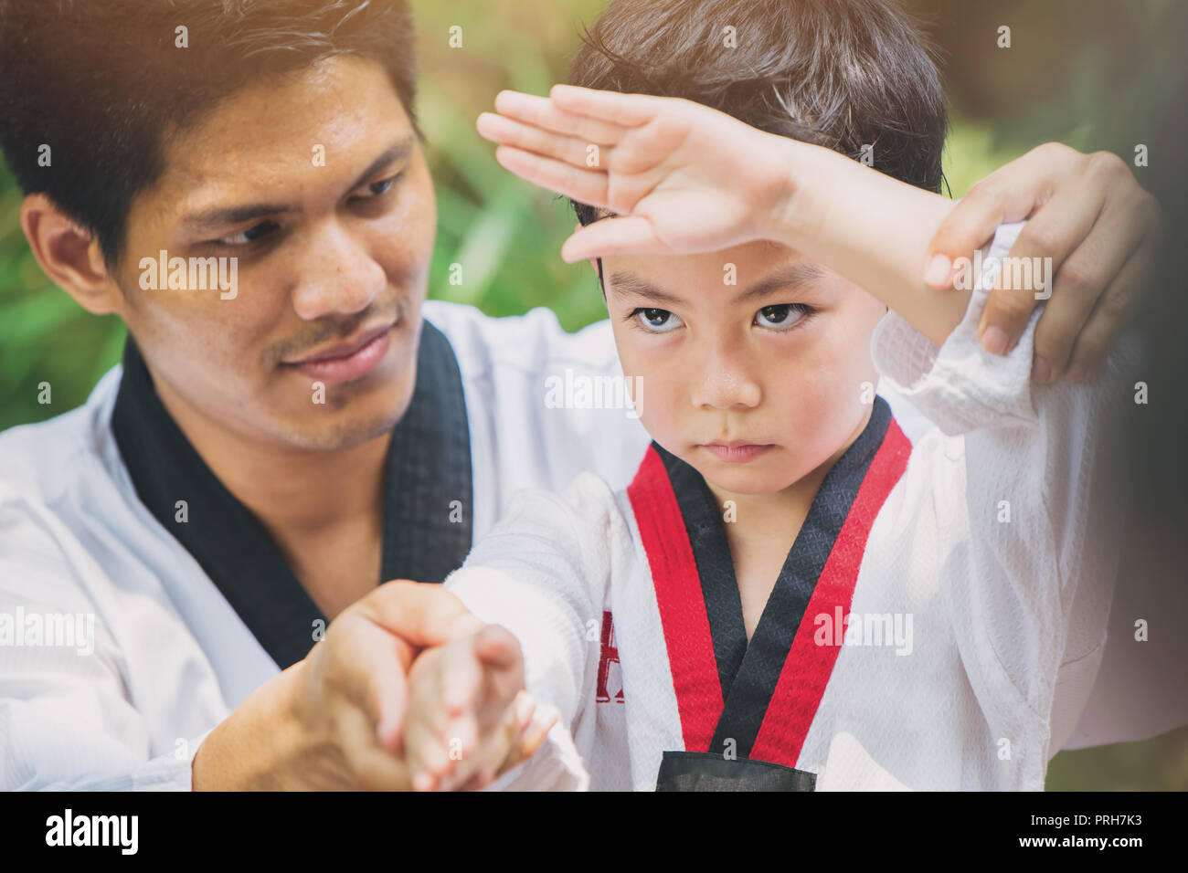 Maître ceinture noire de Taekwondo enfants enseignement pour combattre guard Banque D'Images