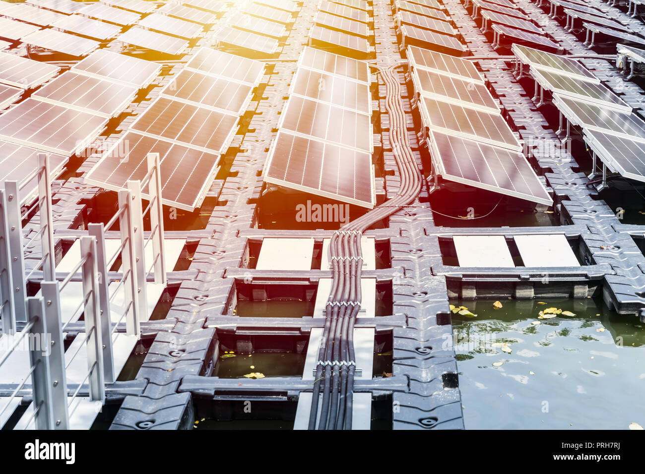 La ferme solaire flottante ou FPV gamme de panneaux solaires sur l'eau lac rivière étang Banque D'Images