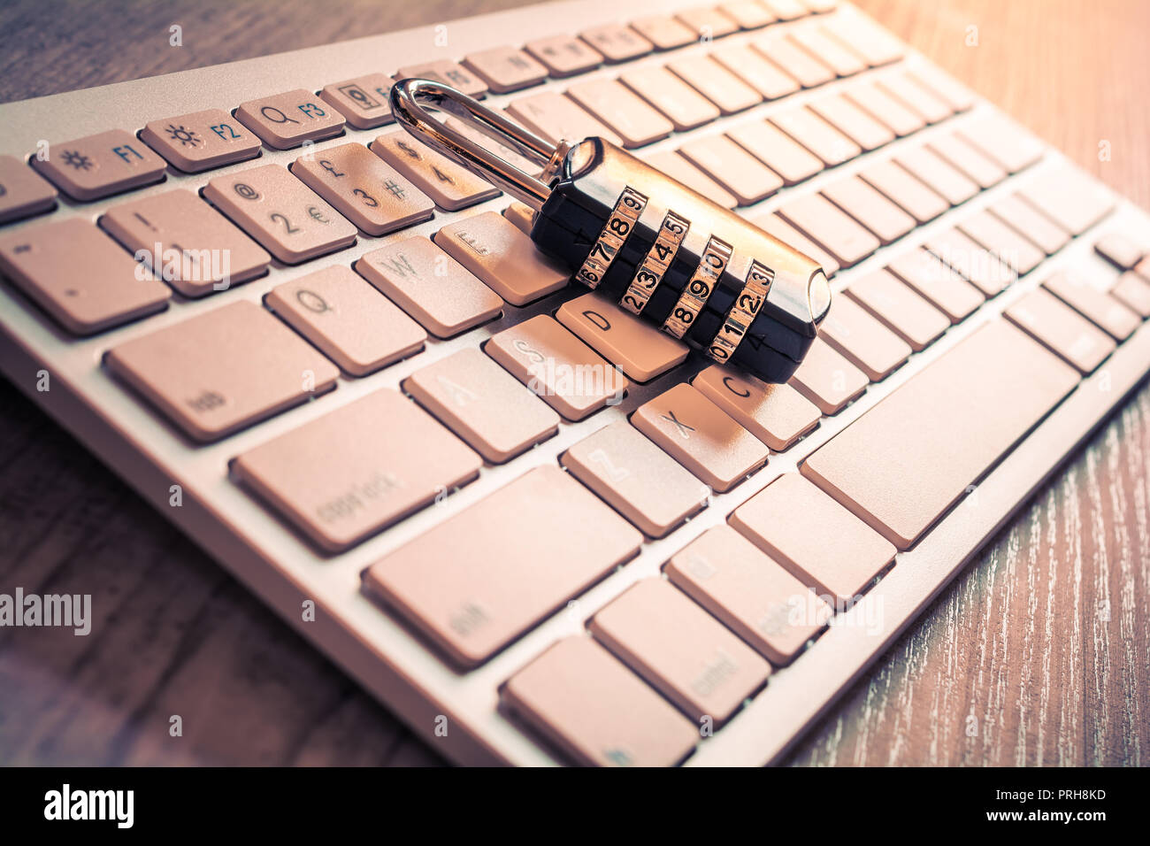 Serrure à combinaison noire sur un clavier blanc - une connexion sécurisée à l'ordinateur Concept Banque D'Images