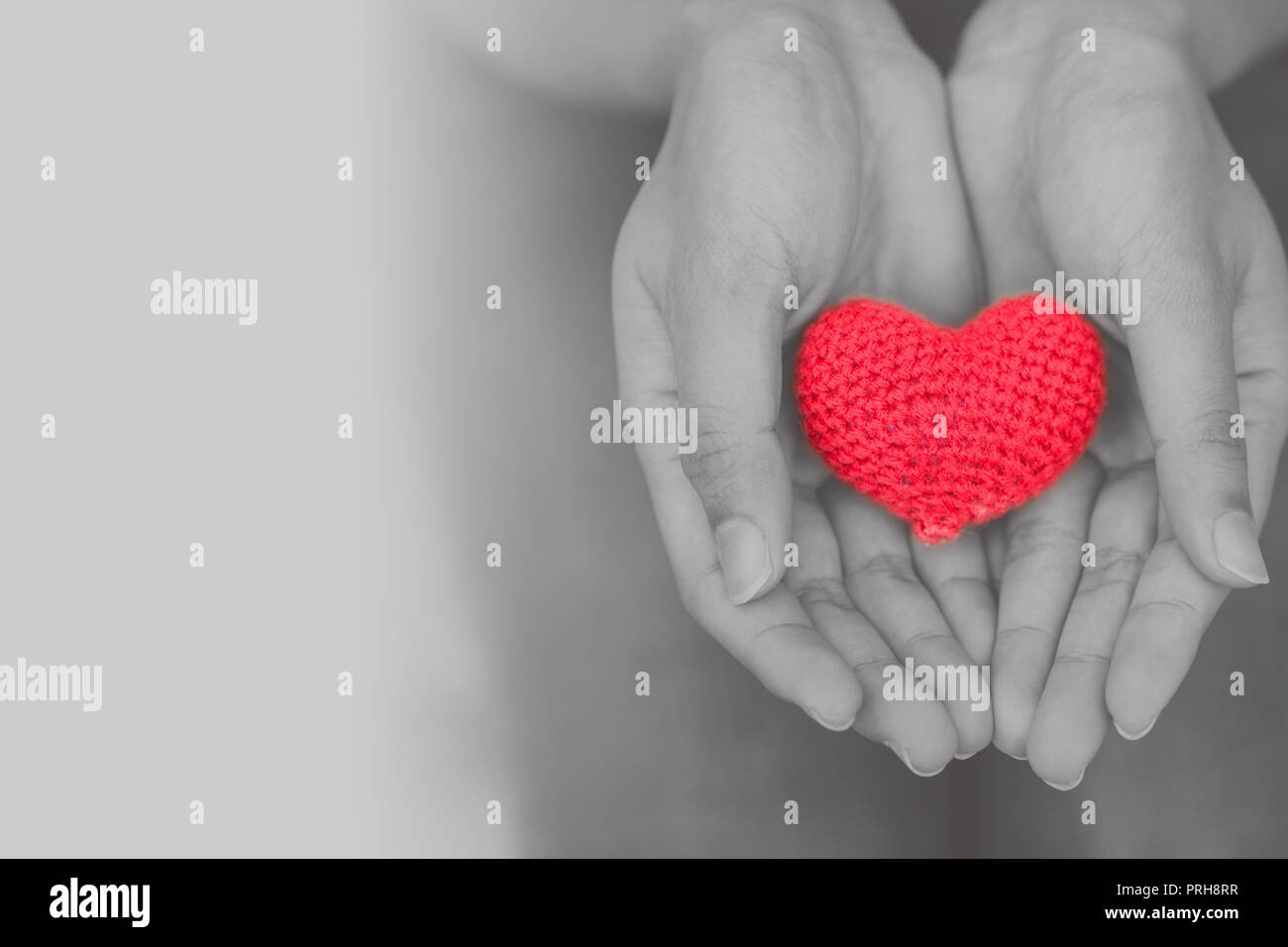Coeur en fille main pour partager l'amour à d'autres concept with copy space Banque D'Images